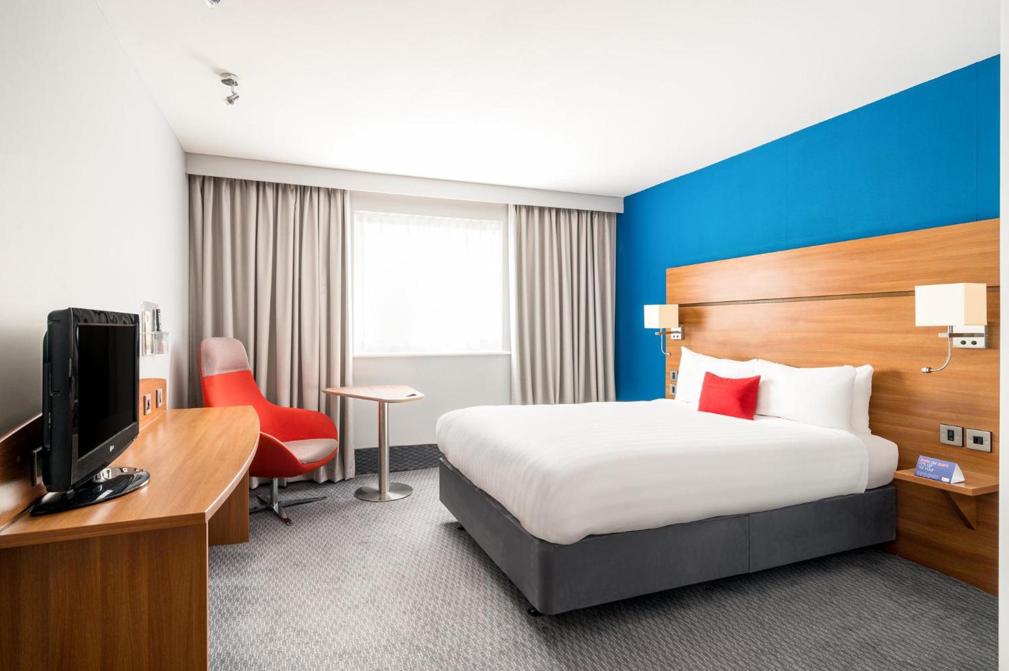 Standard Room with Free Hot Breakfast - Photo 4
