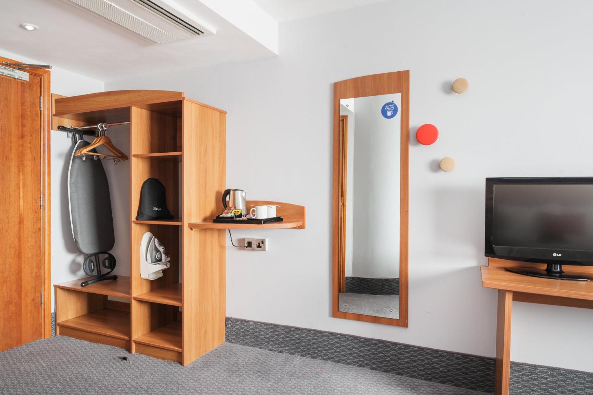 Standard Room with Free Hot Breakfast - Photo 7