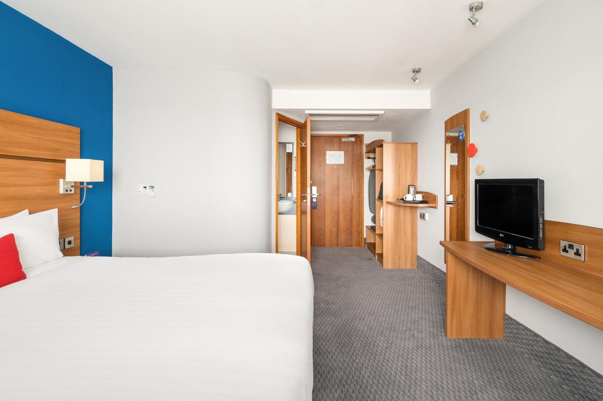 Standard Room with Free Hot Breakfast - Photo 3