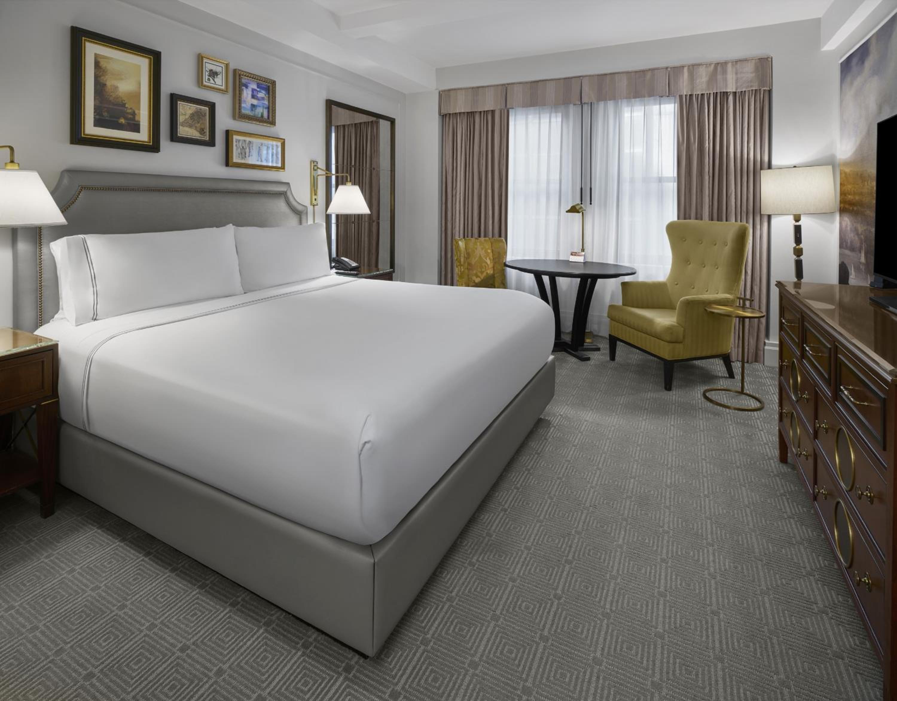 Classic King Room - High Floor thumbnail 5
