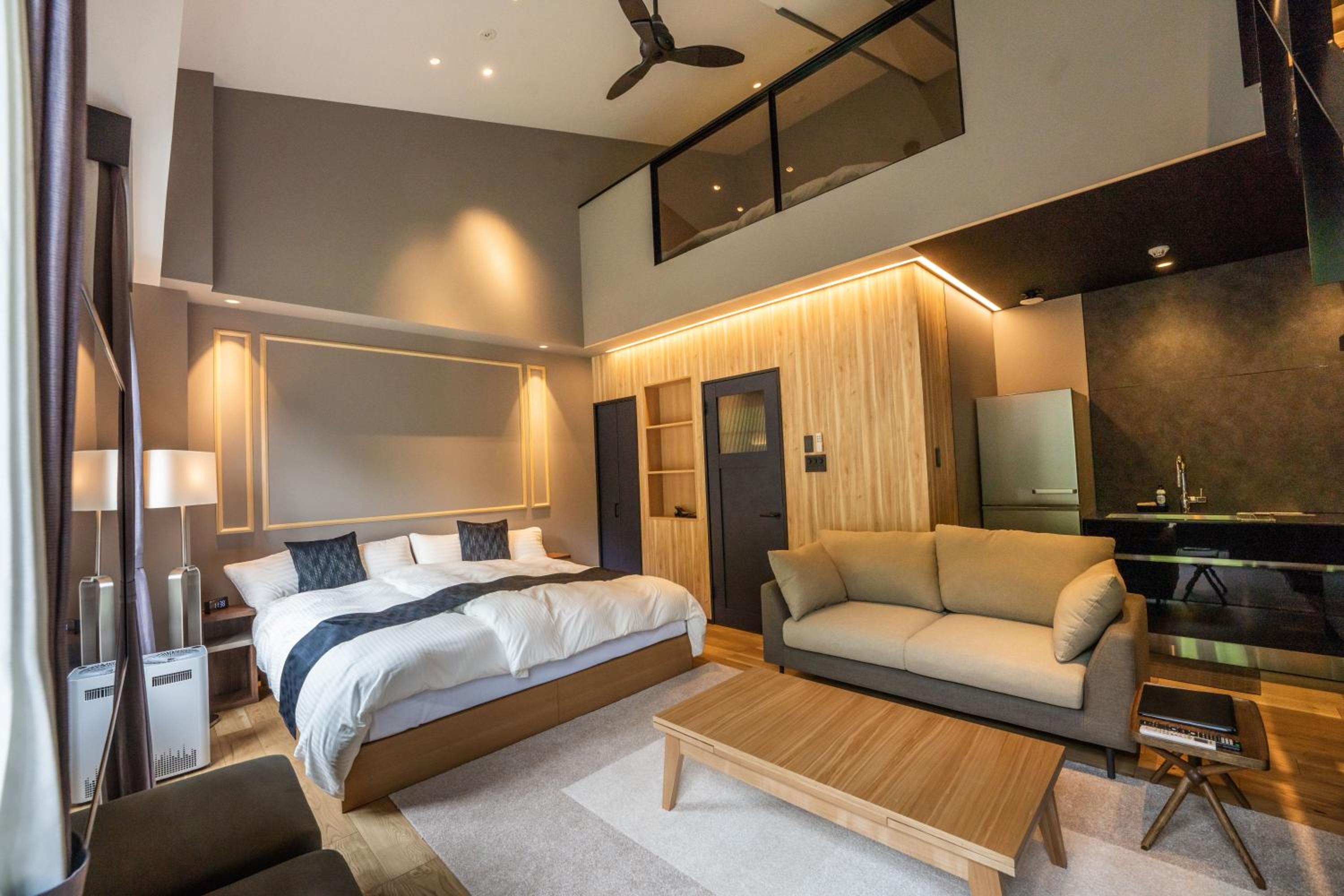 Queen Room with Balcony (Dog-friendly) - Non-Smoking