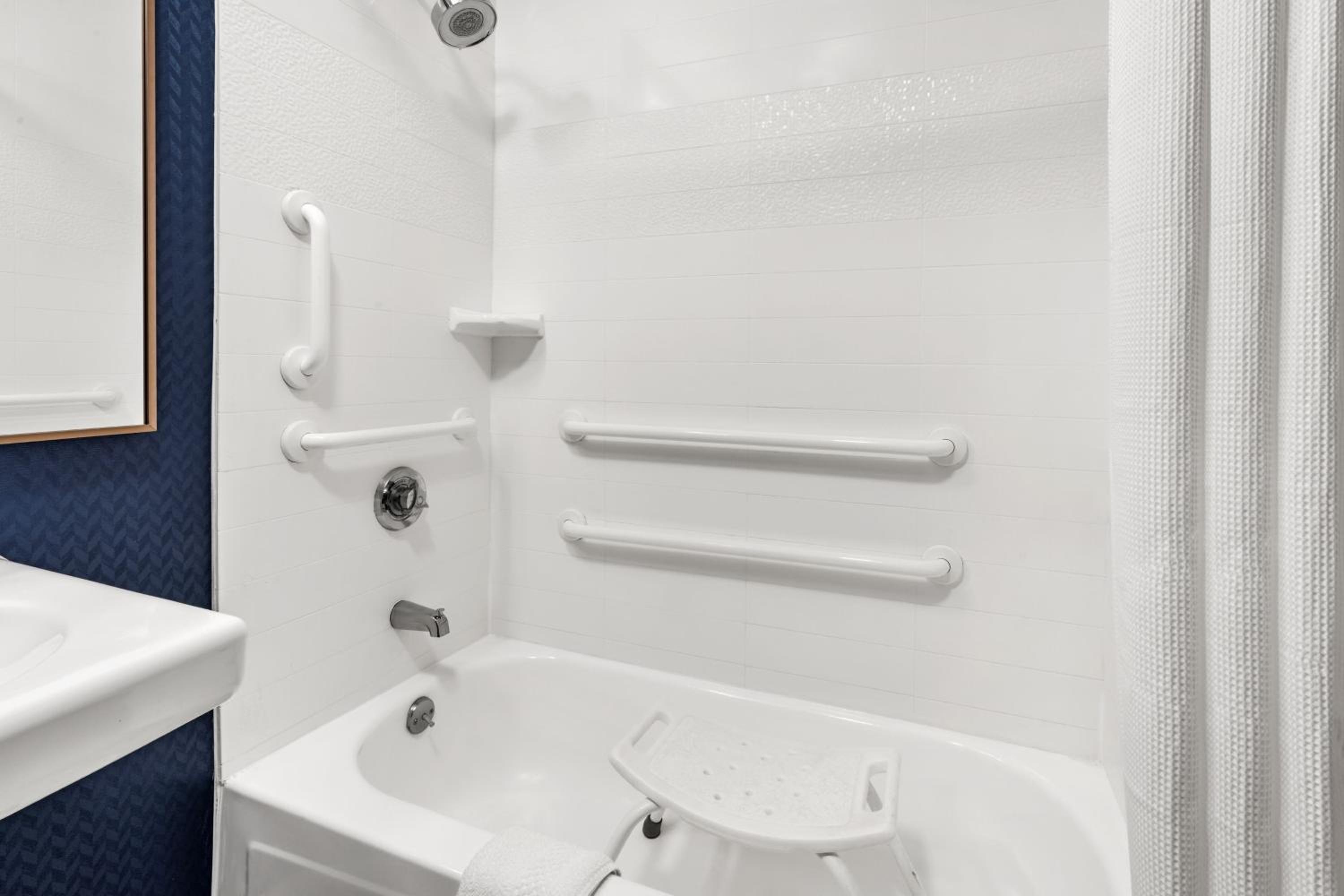 King Room with Adapted Tub - Mobility and Hearing Accessible - Photo 2