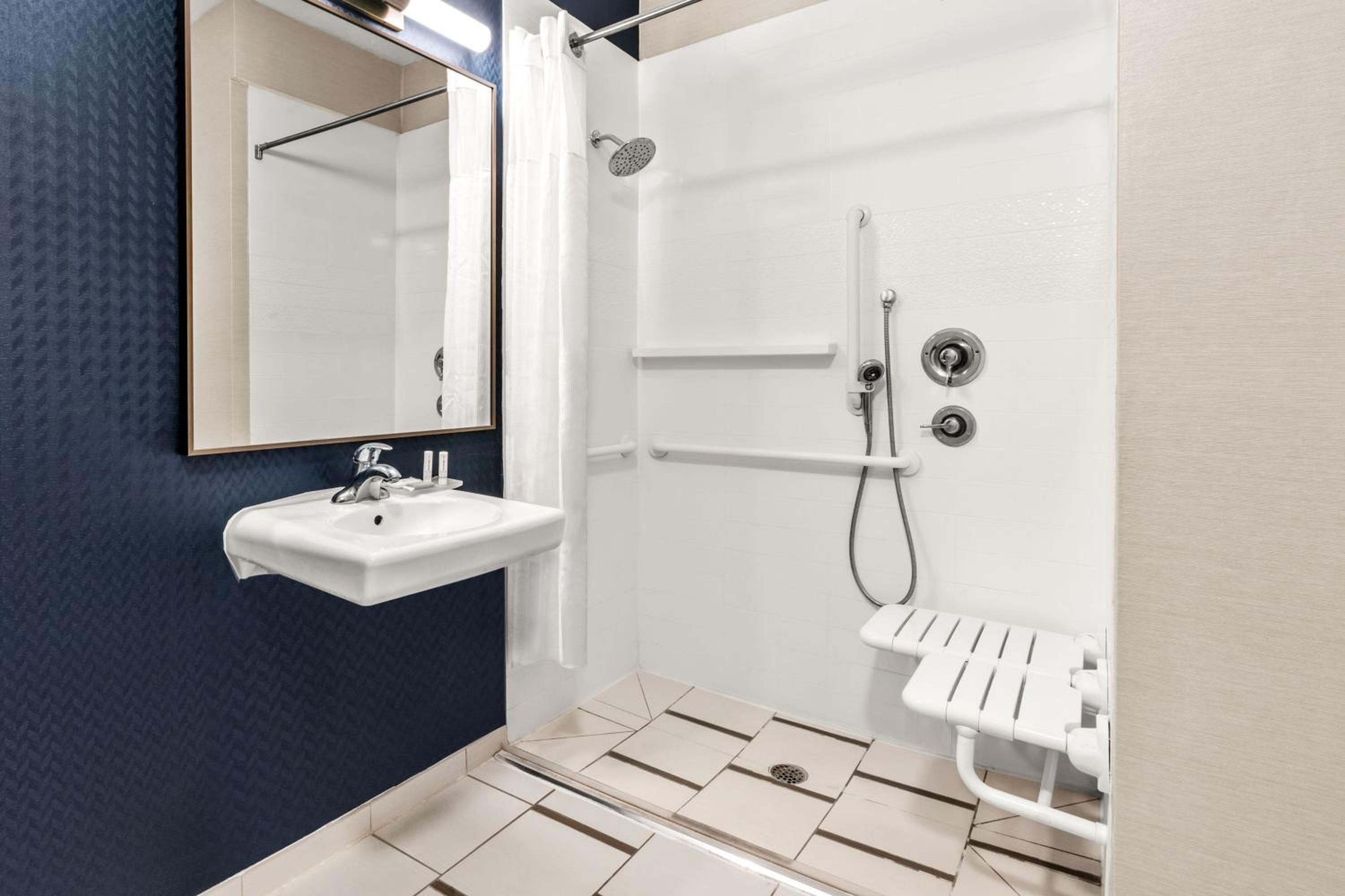 Executive King Suite - Photo 2