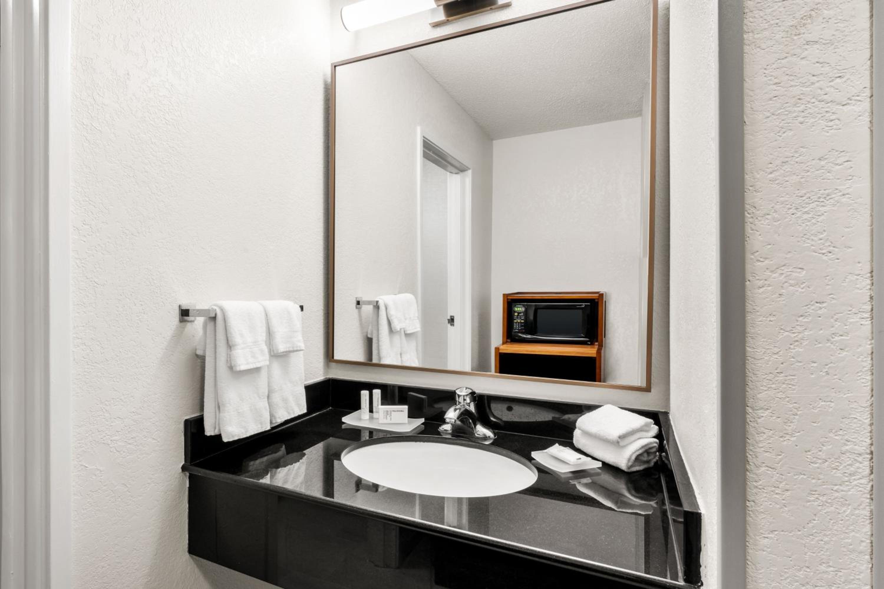 Executive King Suite - Photo 7