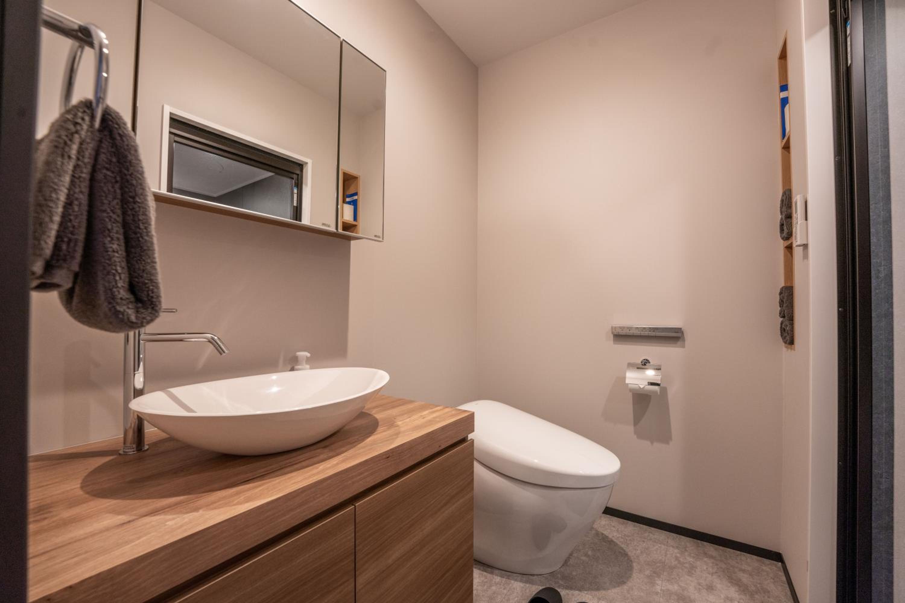 Deluxe Queen Room with Two Queen Beds (Dog-friendly) - Non-Smoking photo 2