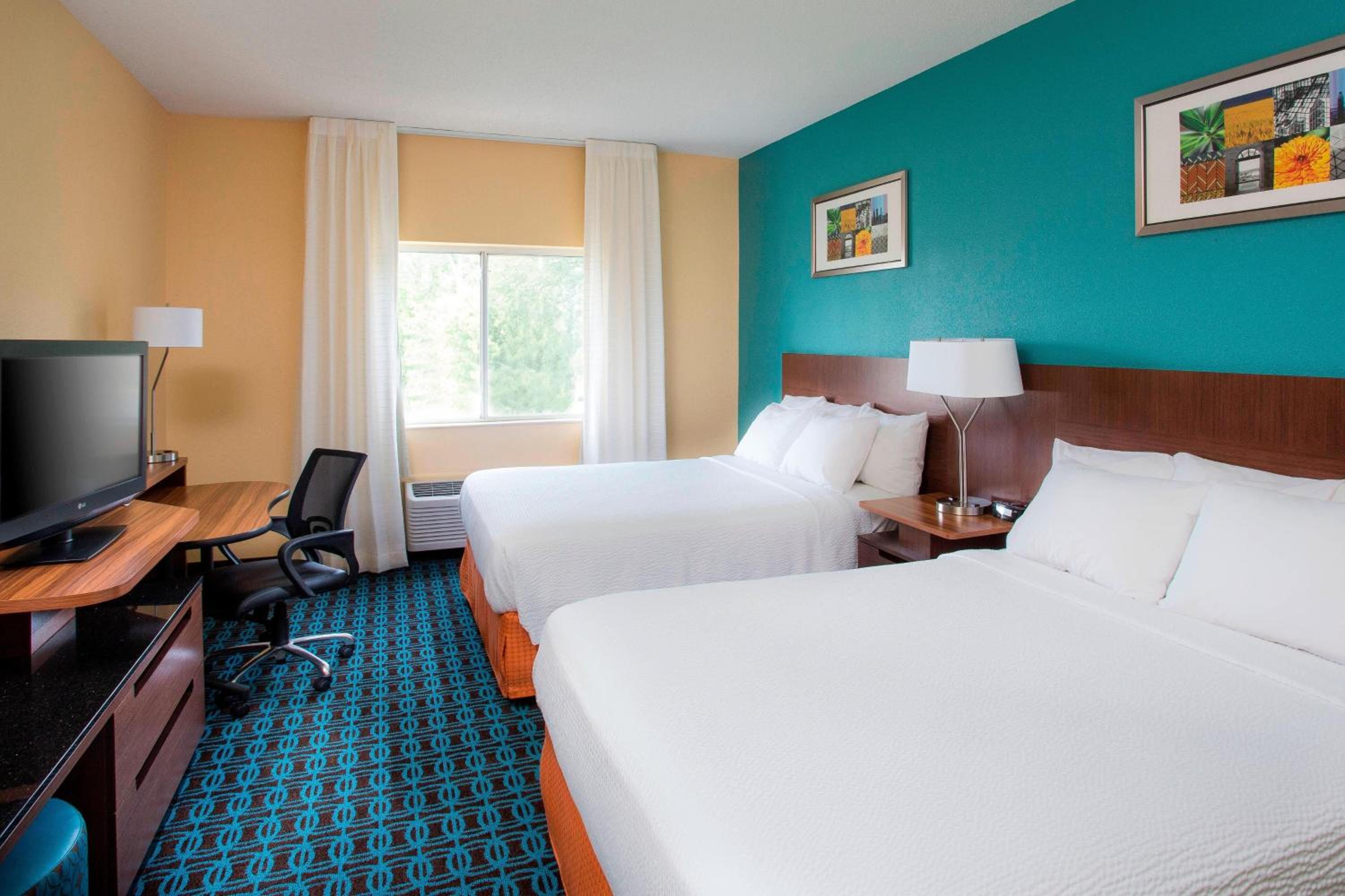 Queen Room with Two Queen Beds - Photo 2