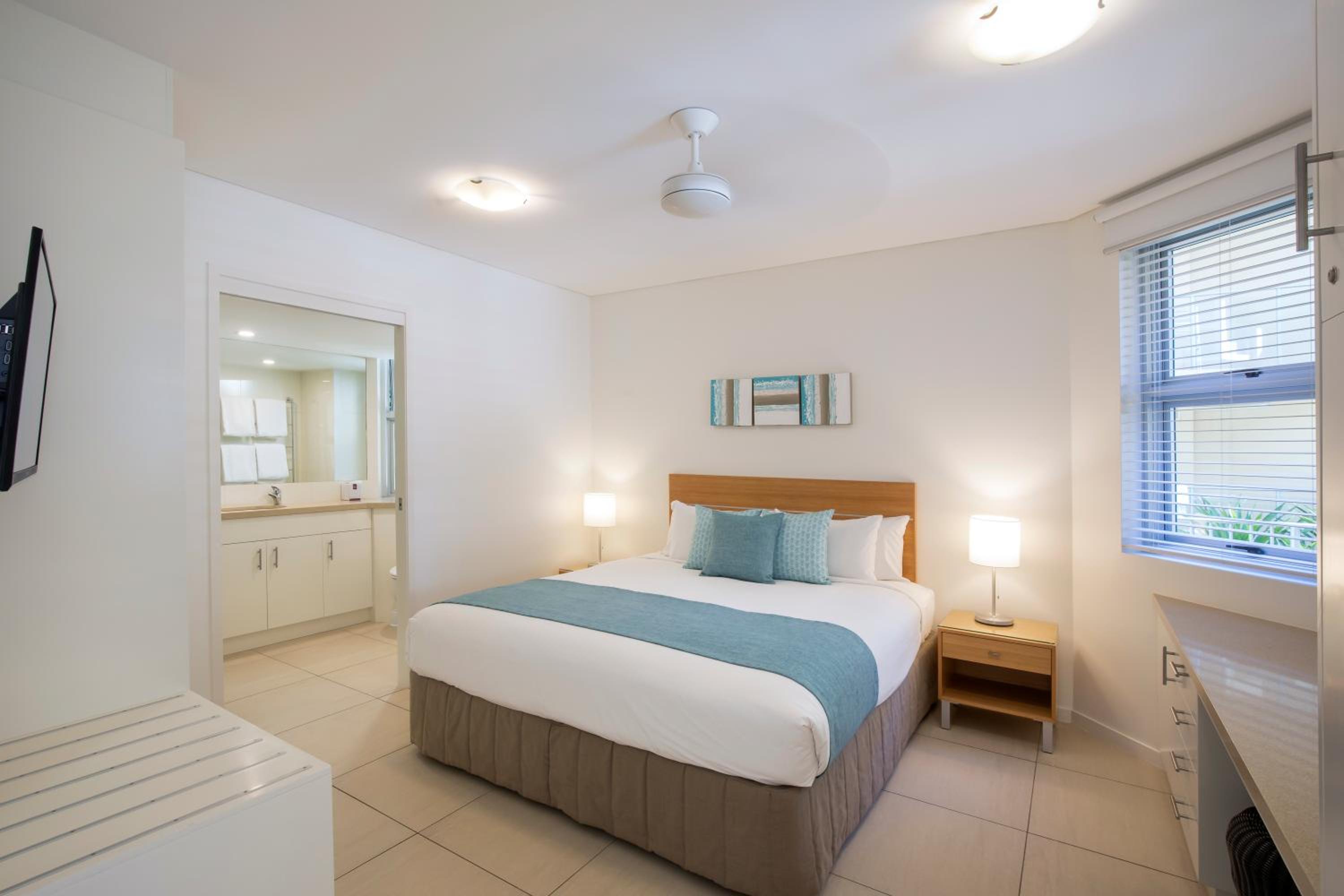One-Bedroom Beachfront Apartment - Pool View