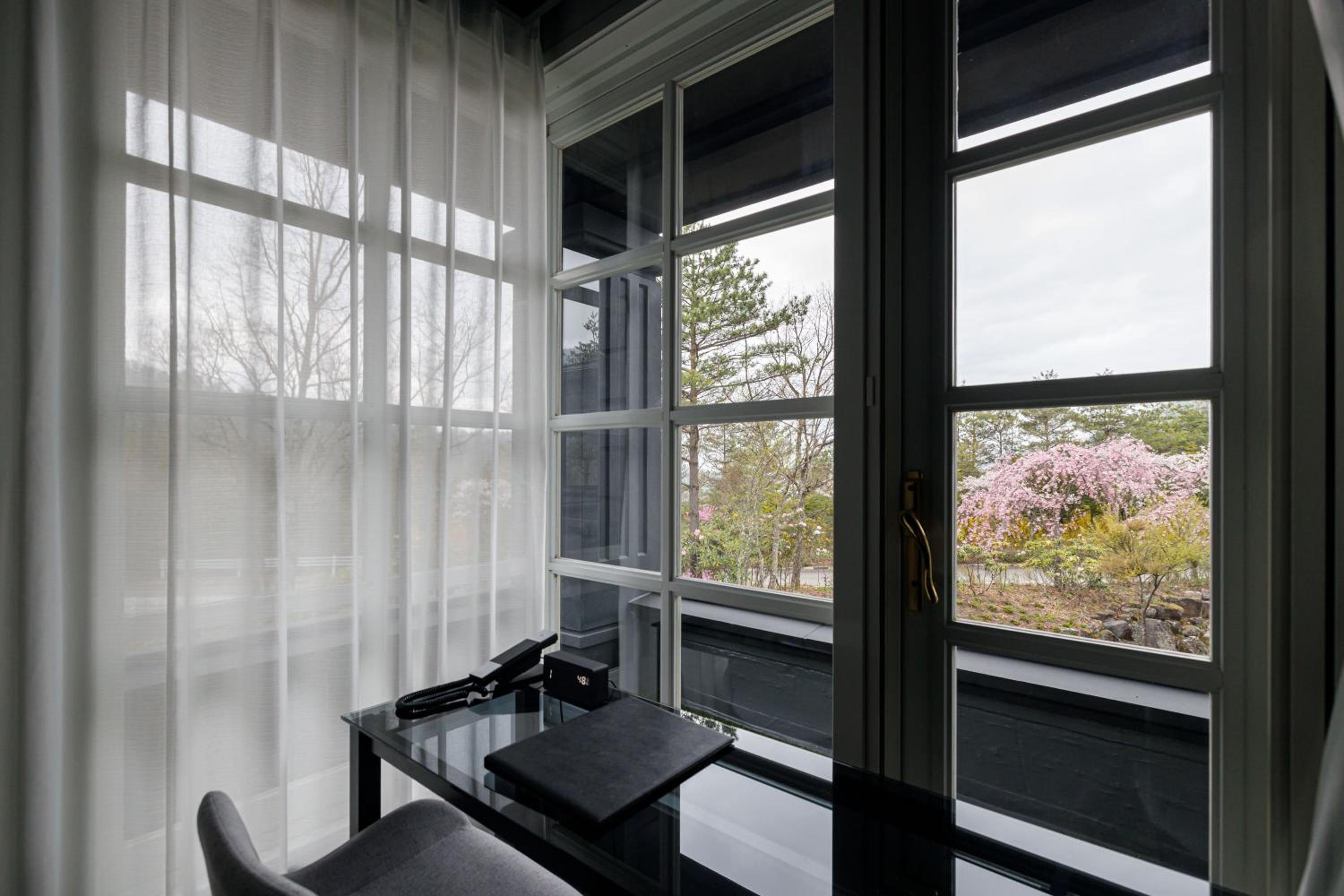 King Room - Non-Smoking - Photo 5