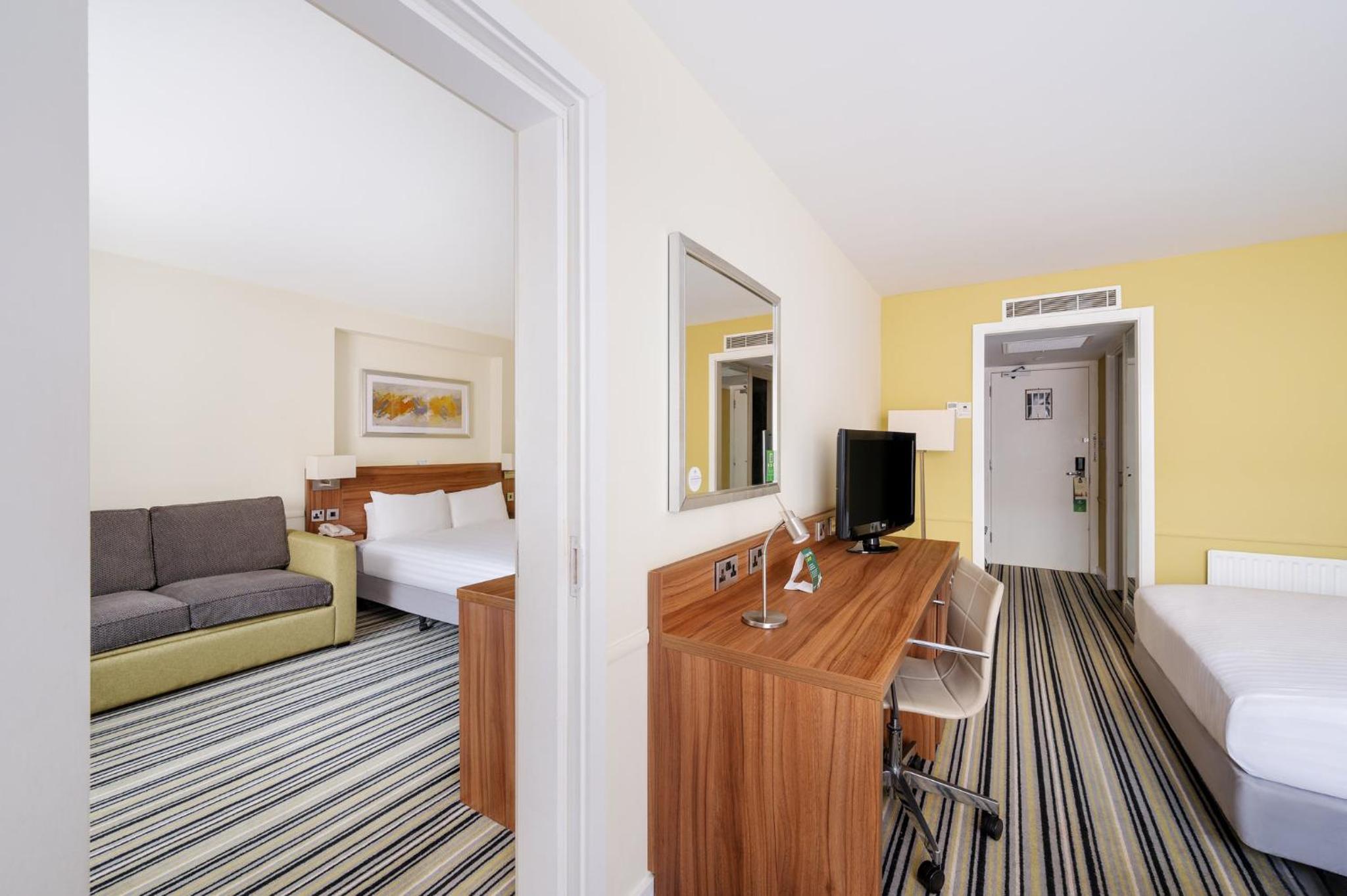 Family Double Room with Sofa Bed - Photo 11