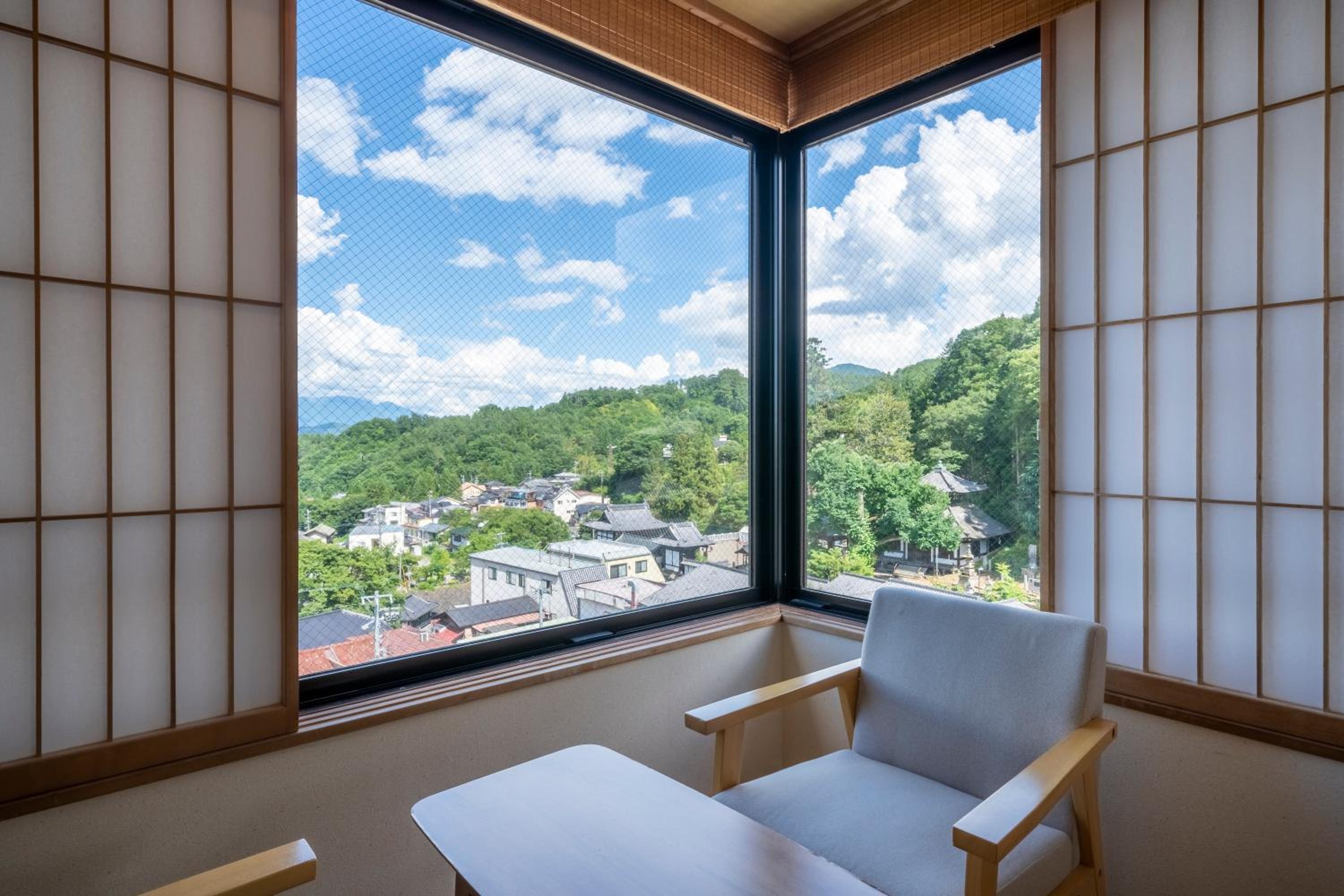Japanese-Style Corner Family Room  photo 3