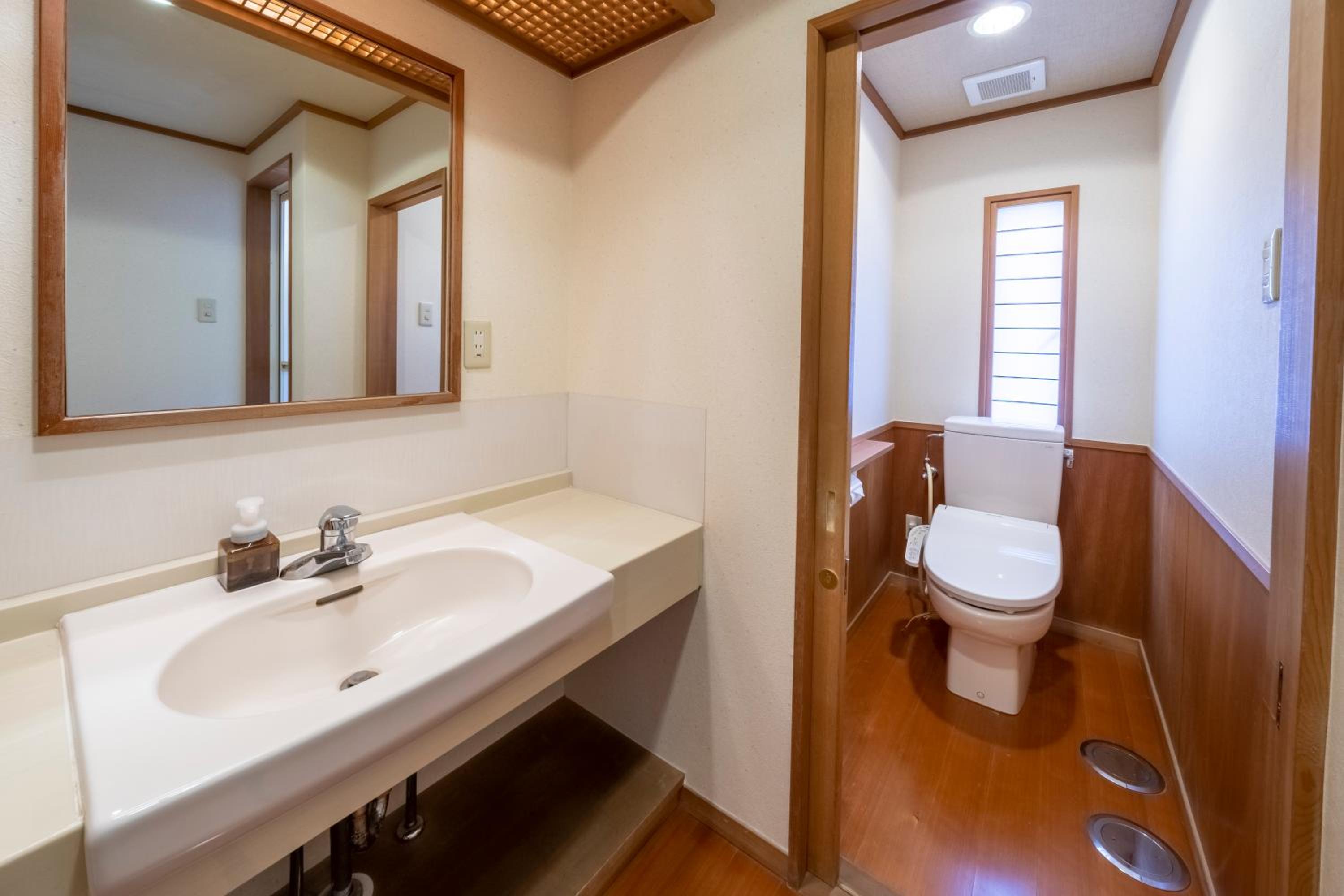 Japanese-Style Corner Family Room  photo 2