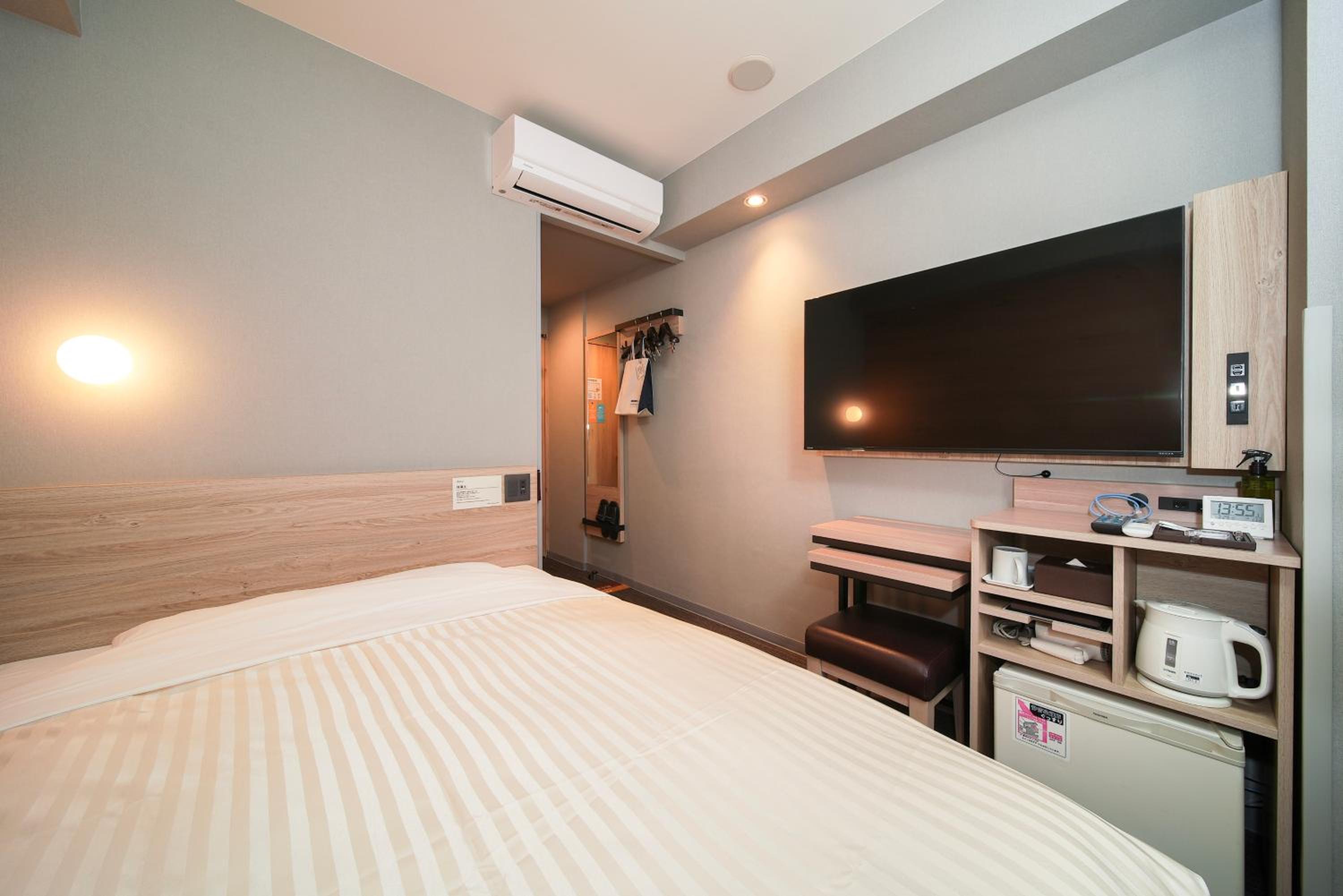 Double Room - Non-Smoking  - Photo 7