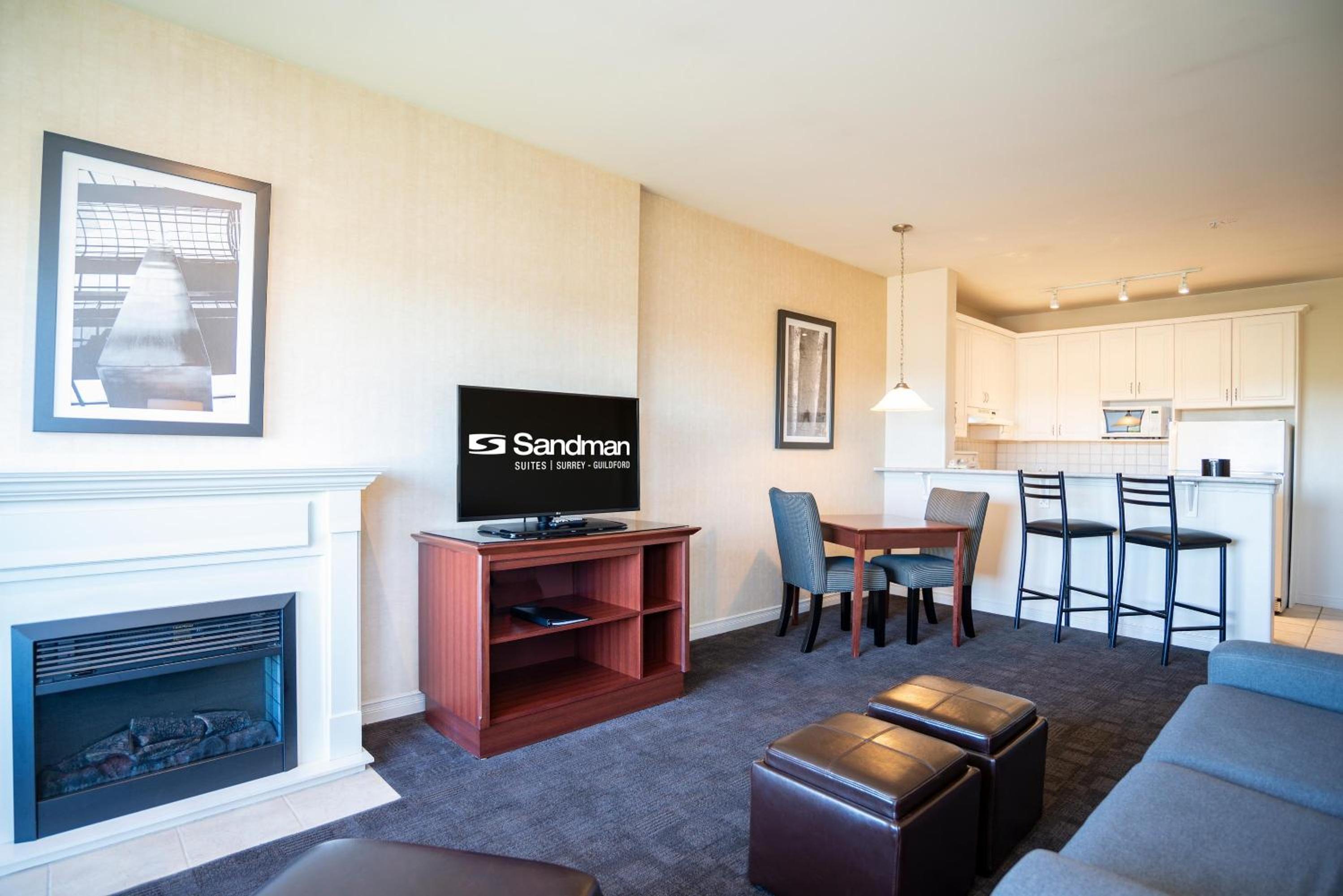 Penthouse Suite, 1 King, Sofa Bed, Kitchen, Top Floor - Photo 6