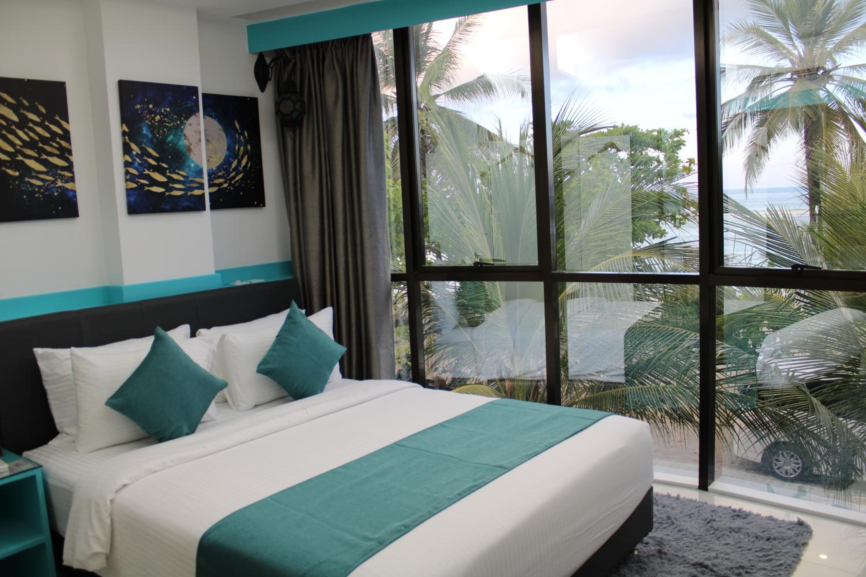 Deluxe Double Room with Sea View - Photo 10