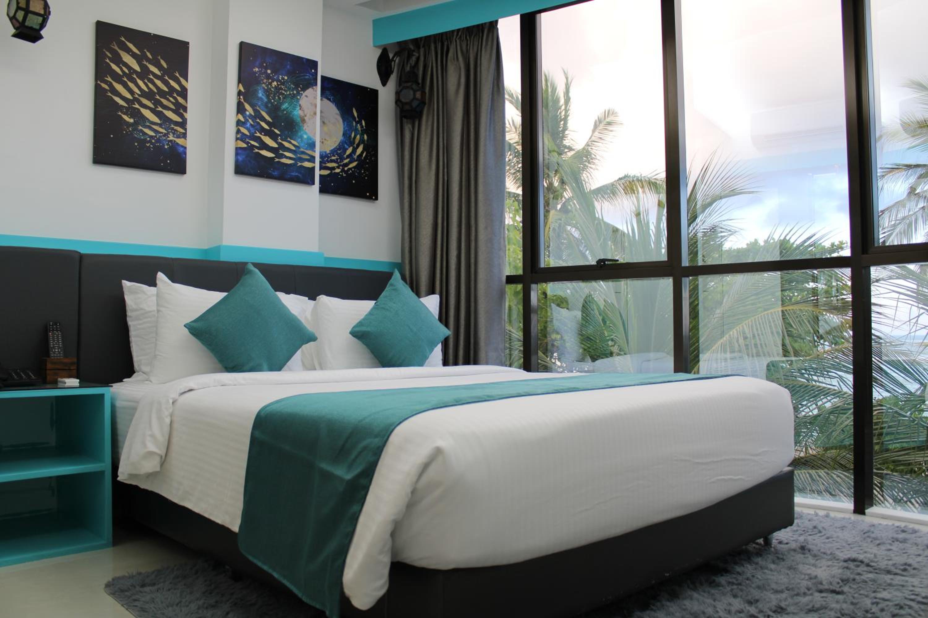 Deluxe Double Room with Sea View - Photo 11