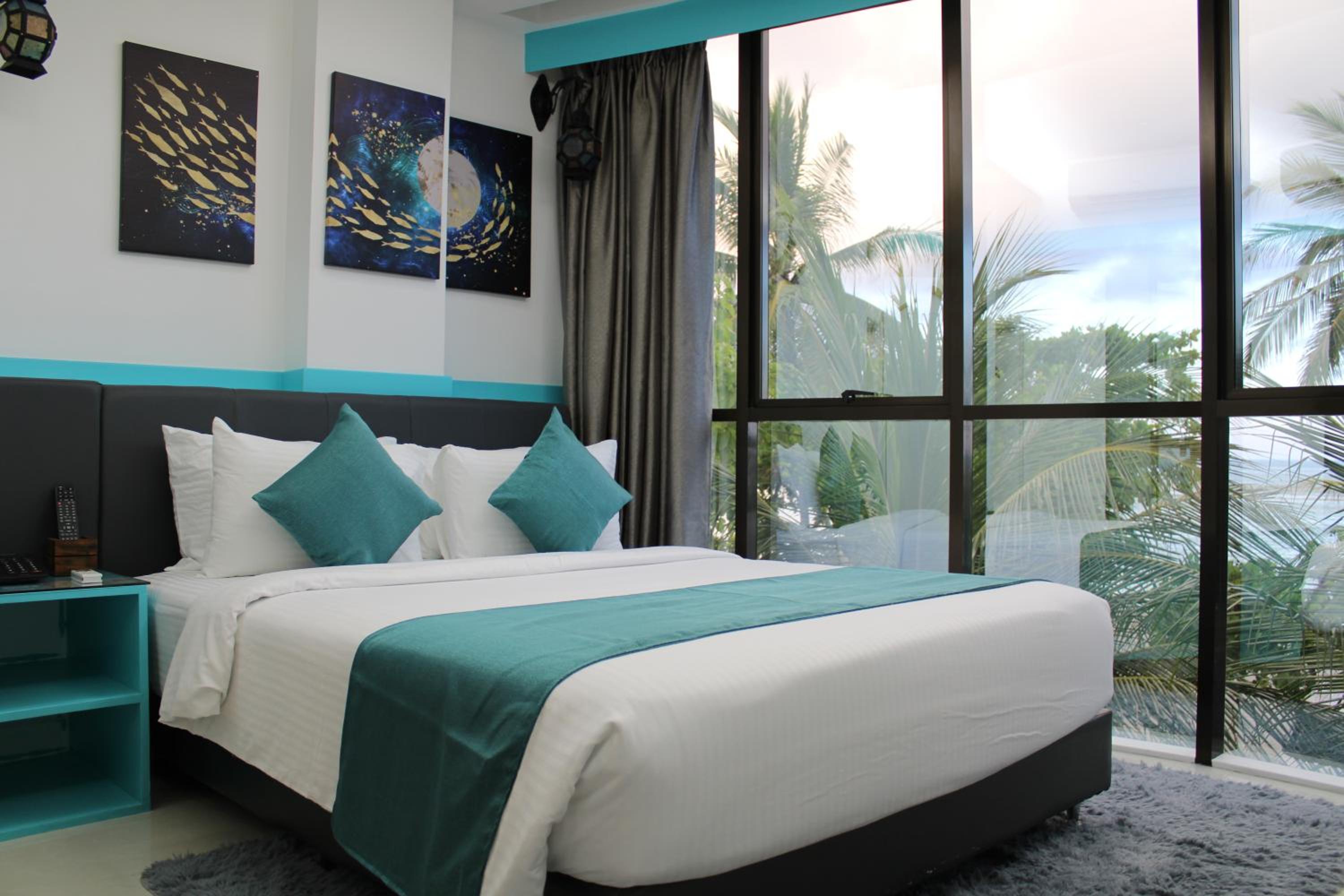 Deluxe Double Room with Sea View - Photo 12