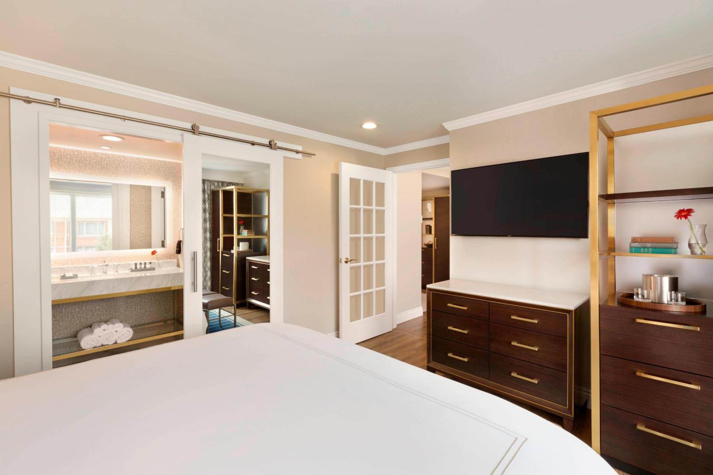 Deluxe King Suite - Photo 5