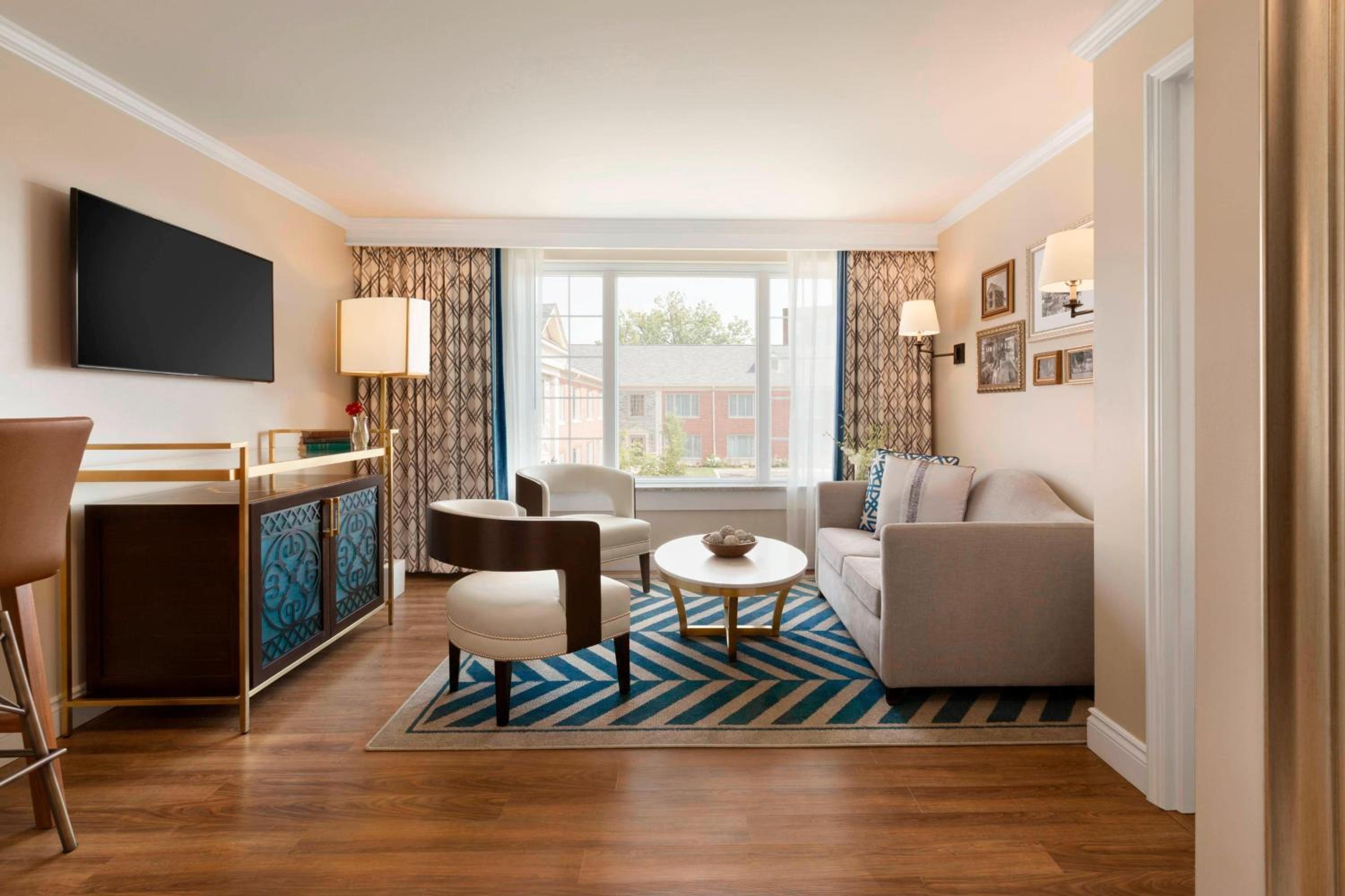 Deluxe King Suite - Photo 4