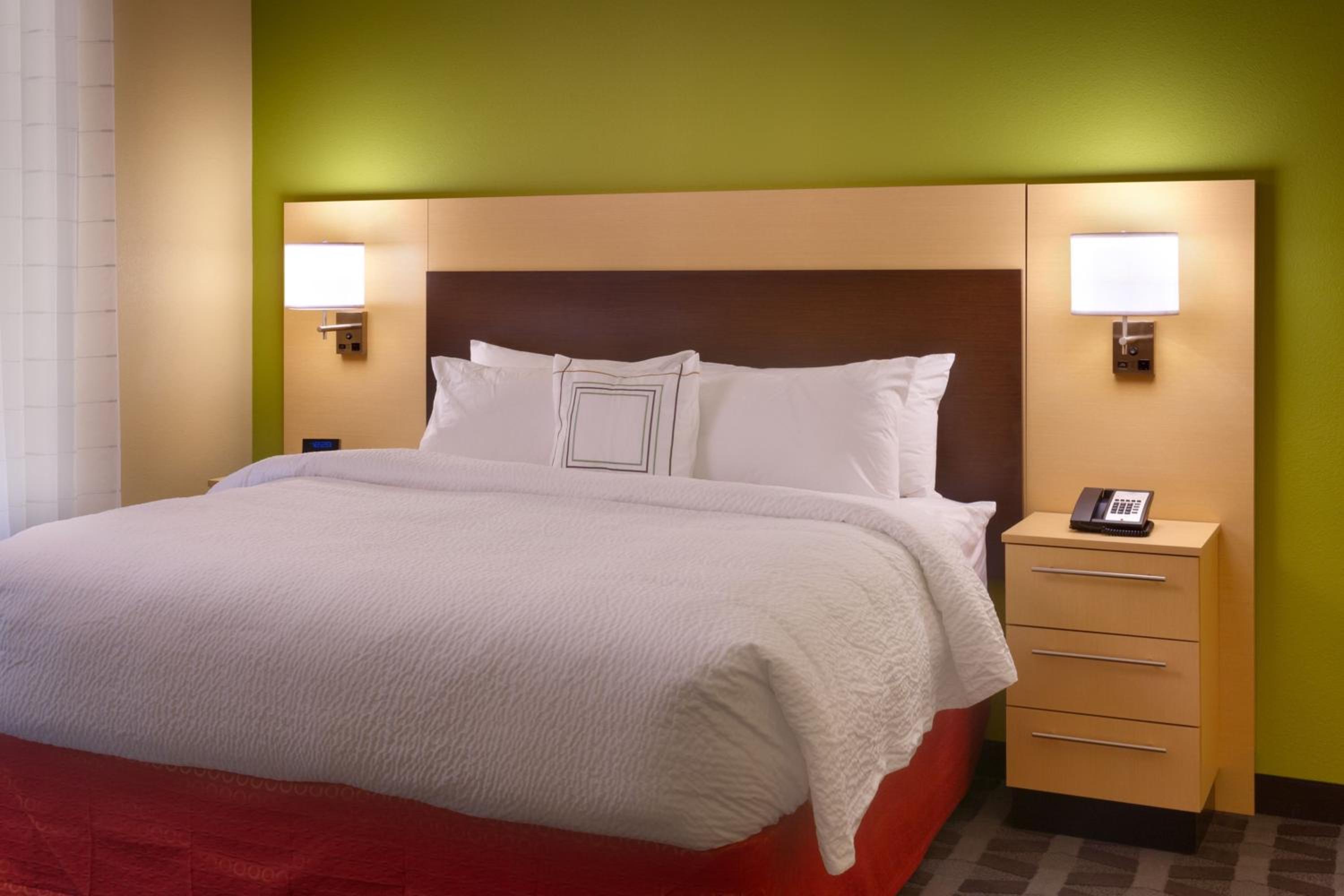 One-Bedroom King Suite with Sofa Bed and Roll-in Shower - Mobility Accessible photo 3