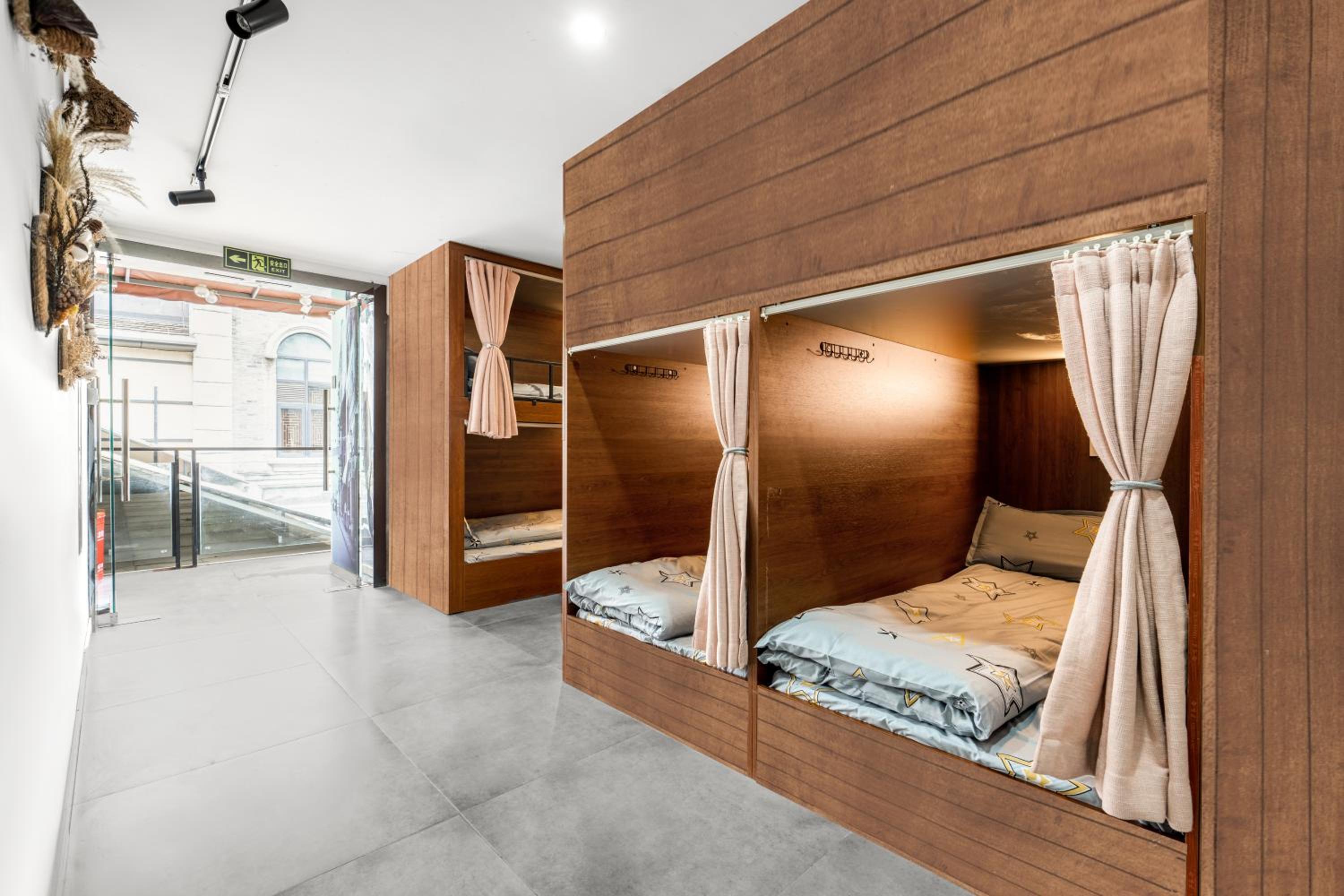Bed in 6-Bed Female Dormitory Room photo 3