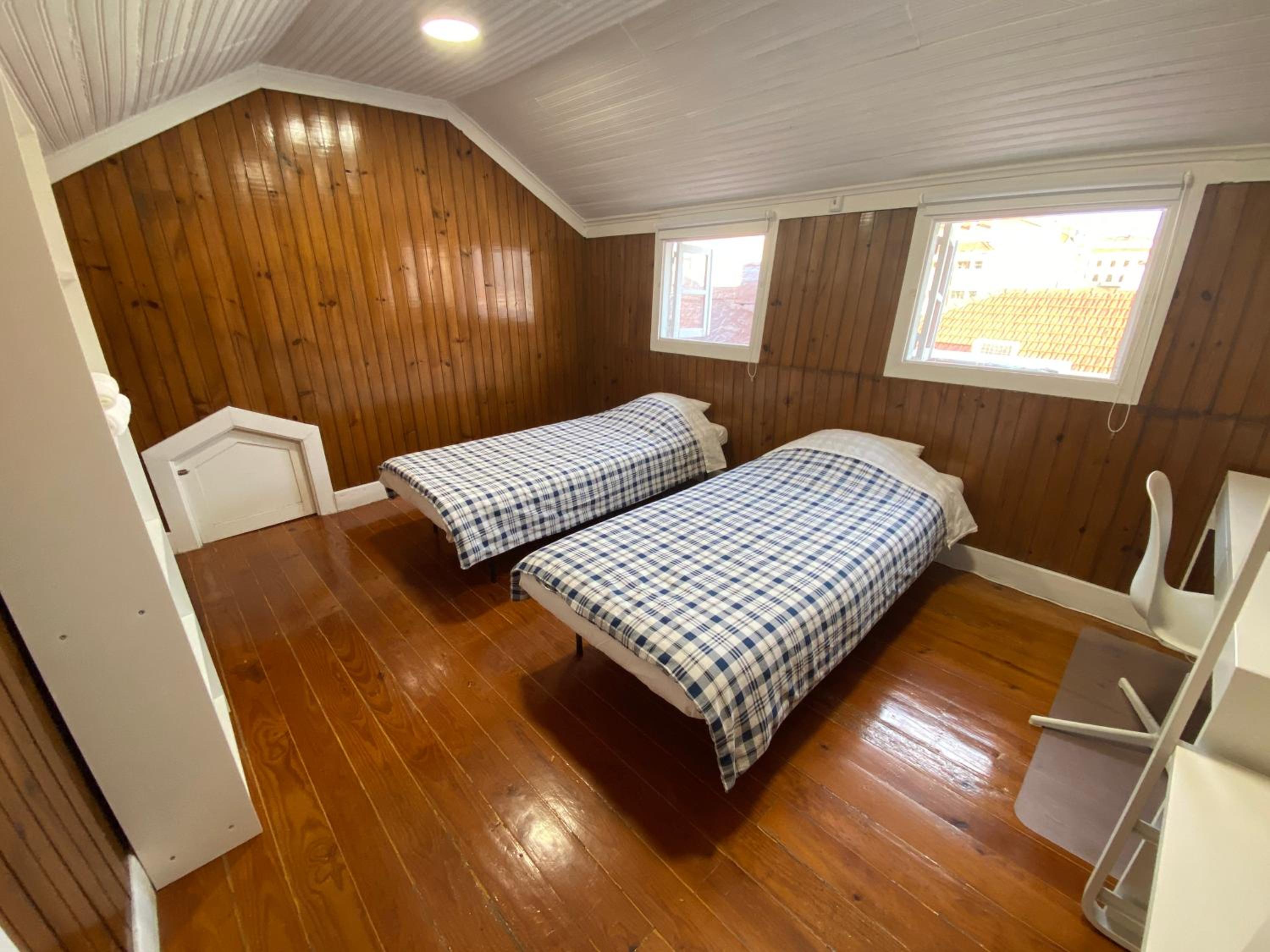 Deluxe Double or Twin Room with City View - Photo 4