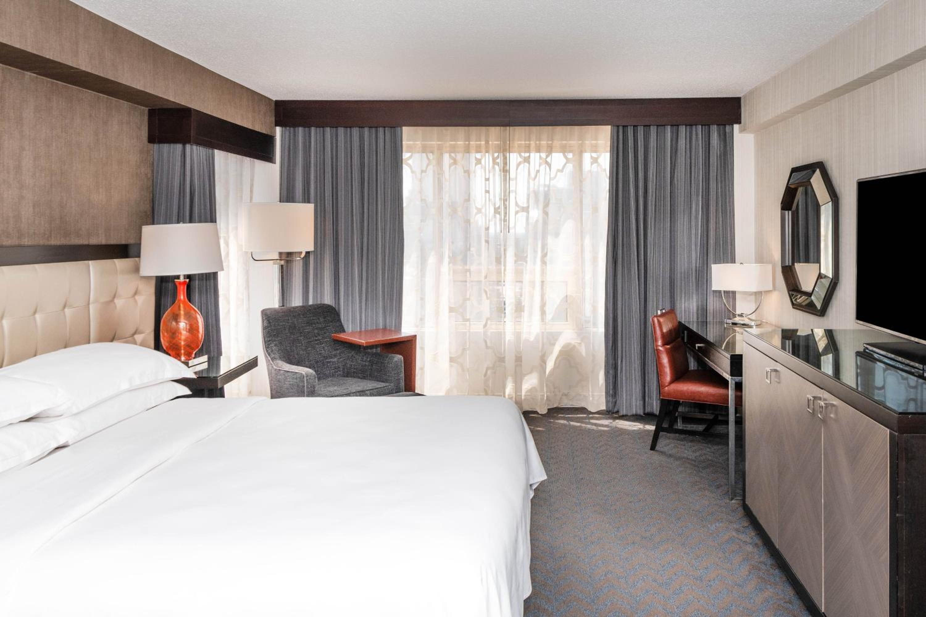 Deluxe King, Larger Guest room, 1 King, Corner room - Photo 1