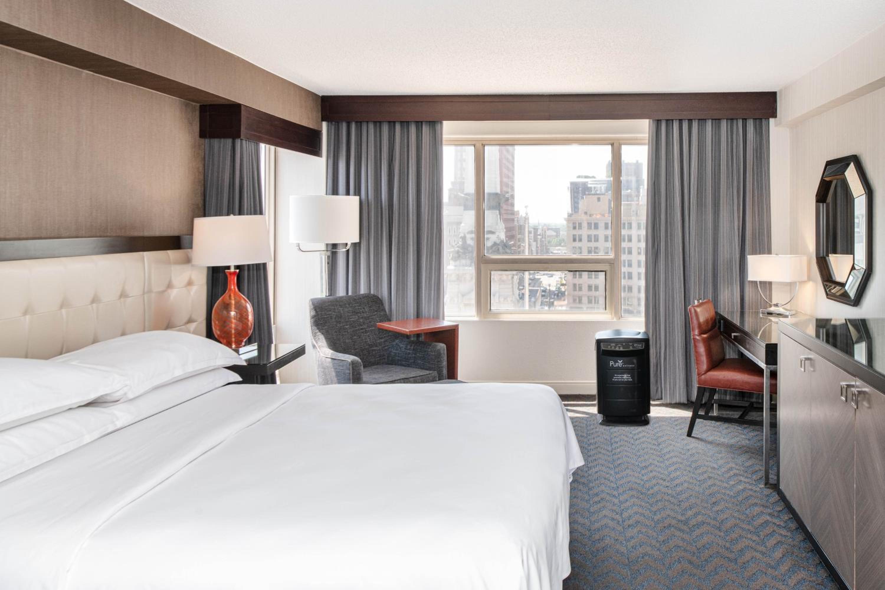 Deluxe King, Larger Guest room, 1 King, Corner room - Photo 4