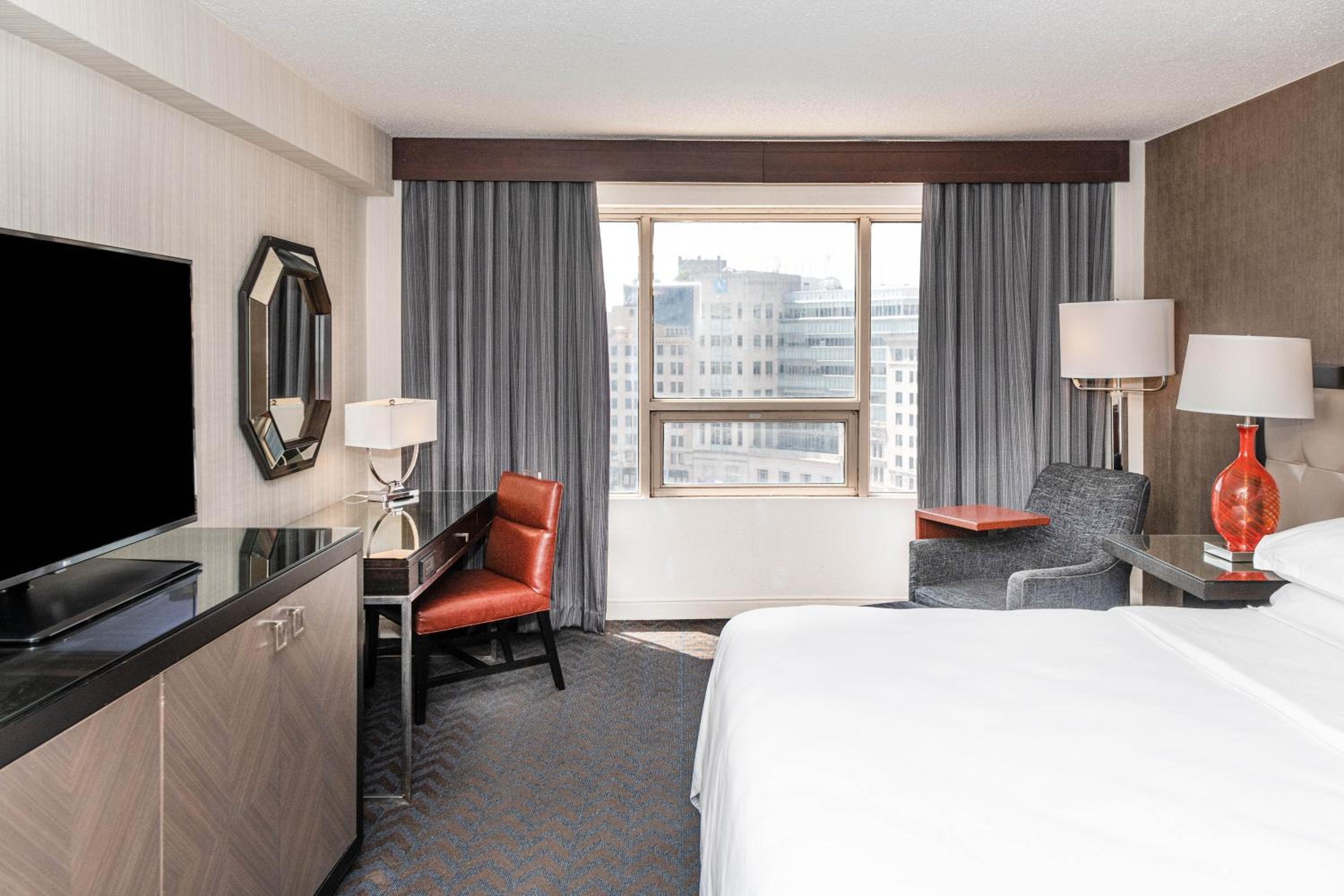 Monument View King, Guest room, 1 King, Monument Circle view - Photo 2