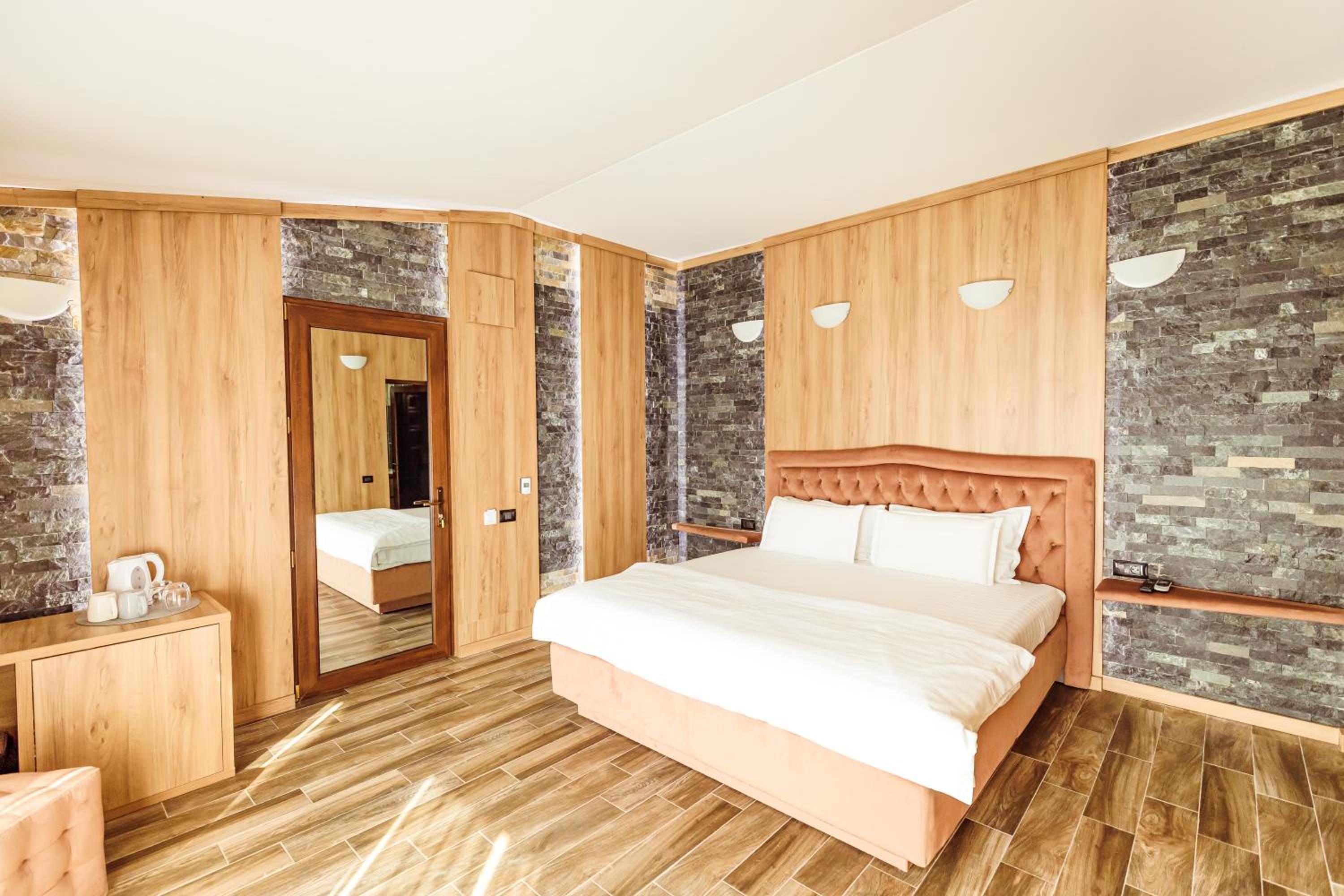 Double Room - Photo 7