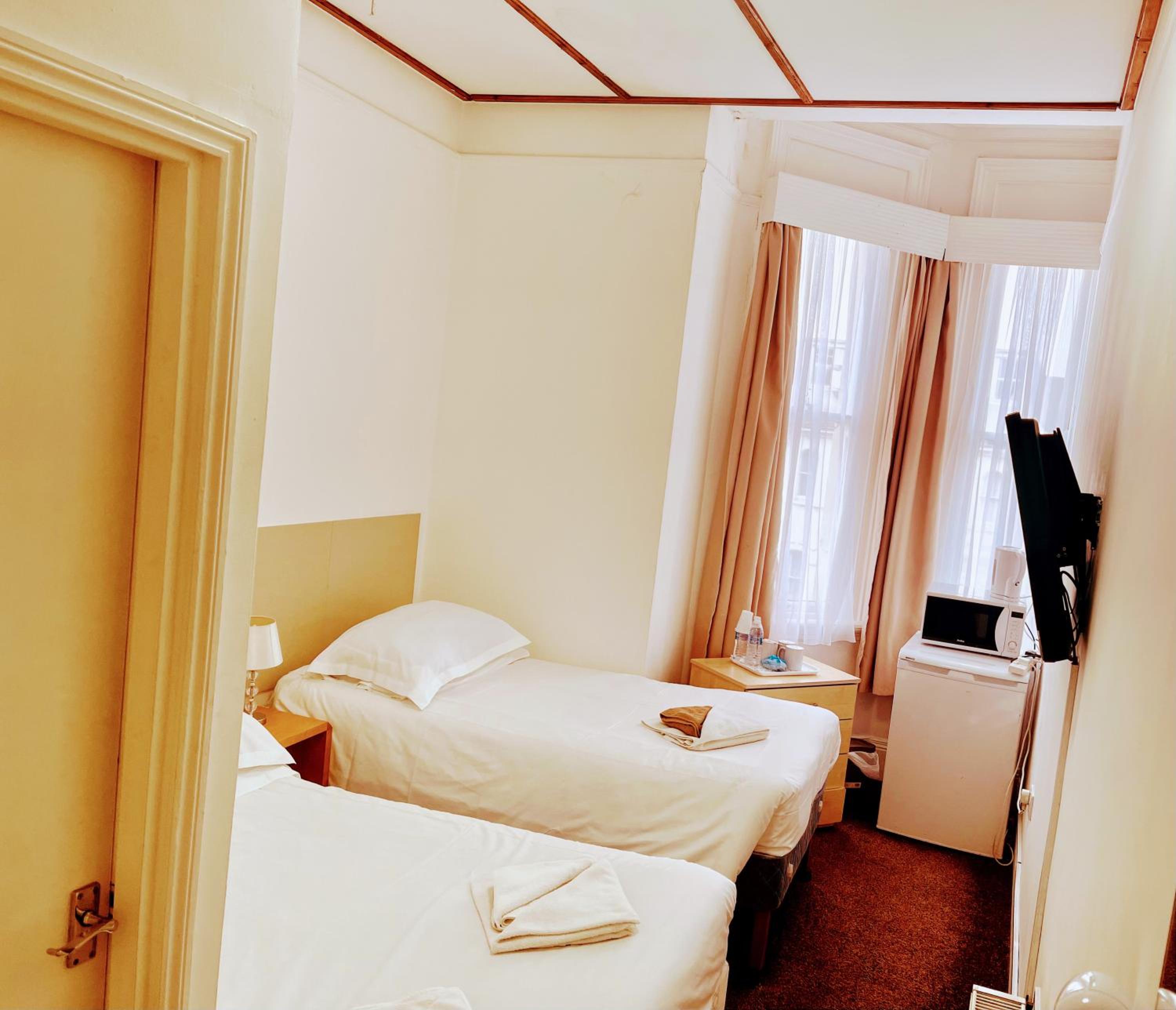 Twin Room - Photo 8