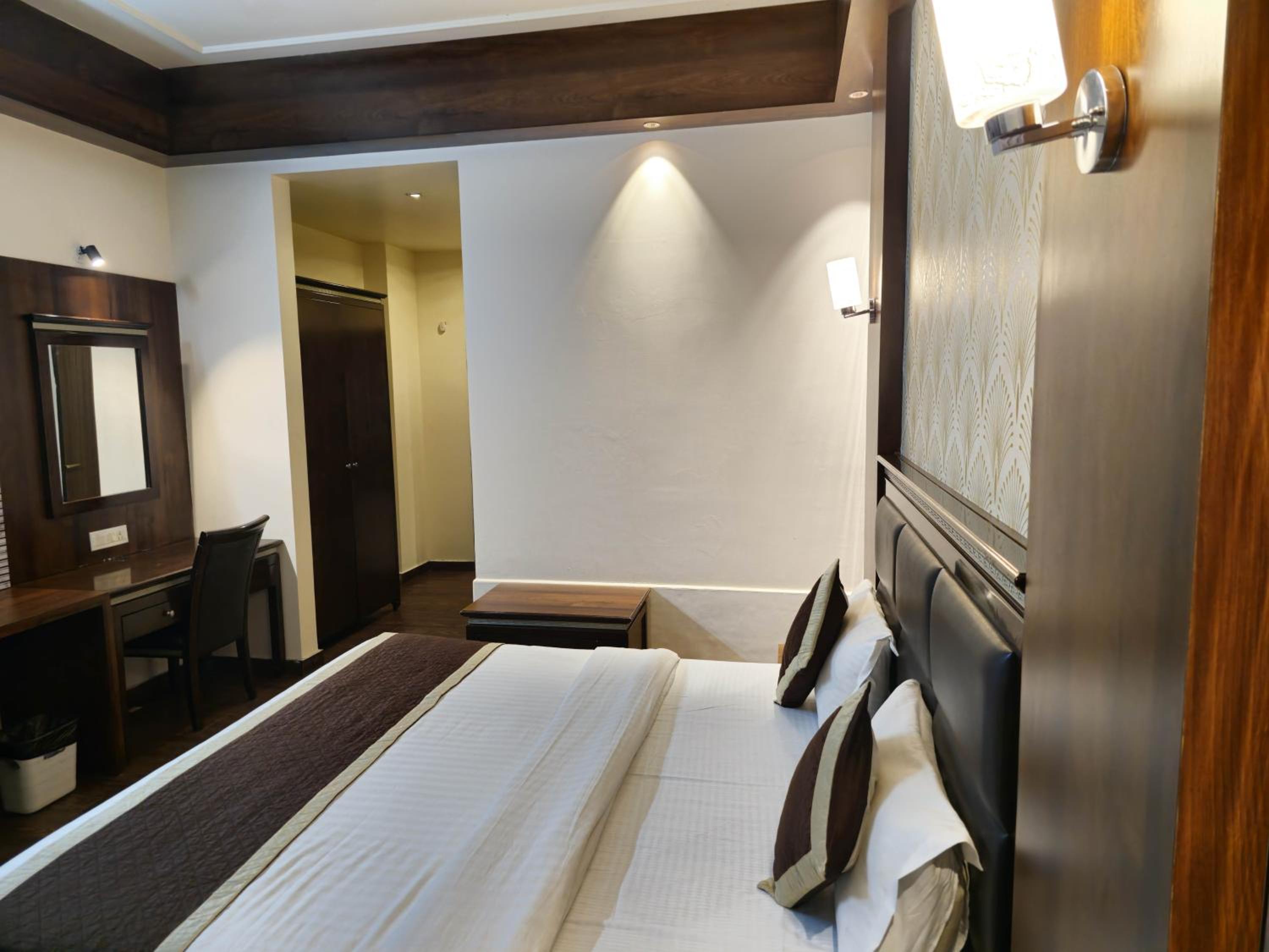 Deluxe Room:Enjoy Happy Hours with 2+1 offer on Alcoholic Beverages, Early Check-In/ Late Check-Out upto 2 hours (subject to availability) - Photo 3