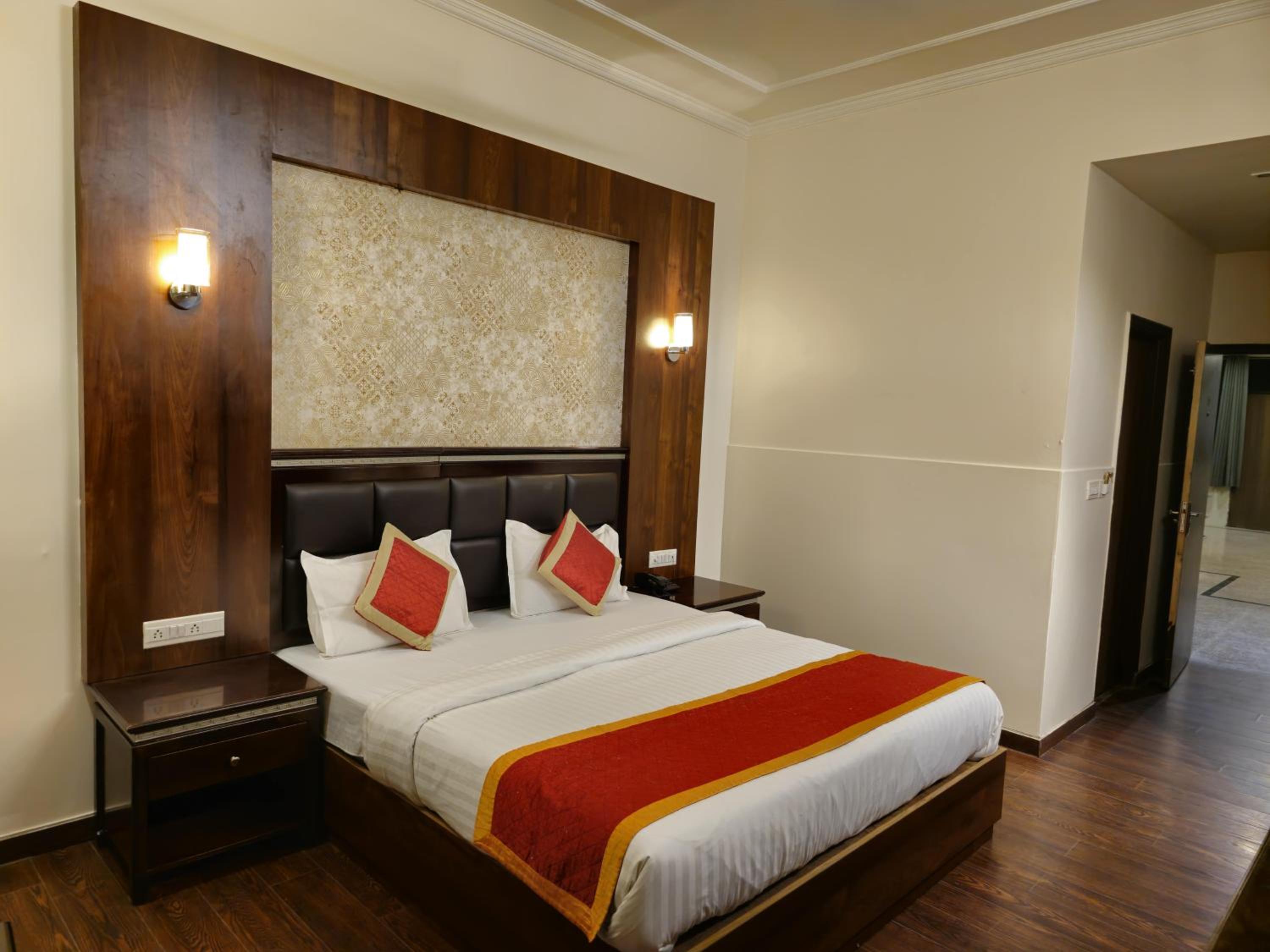 Deluxe Room:Enjoy Happy Hours with 2+1 offer on Alcoholic Beverages, Early Check-In/ Late Check-Out upto 2 hours (subject to availability) - Photo 2