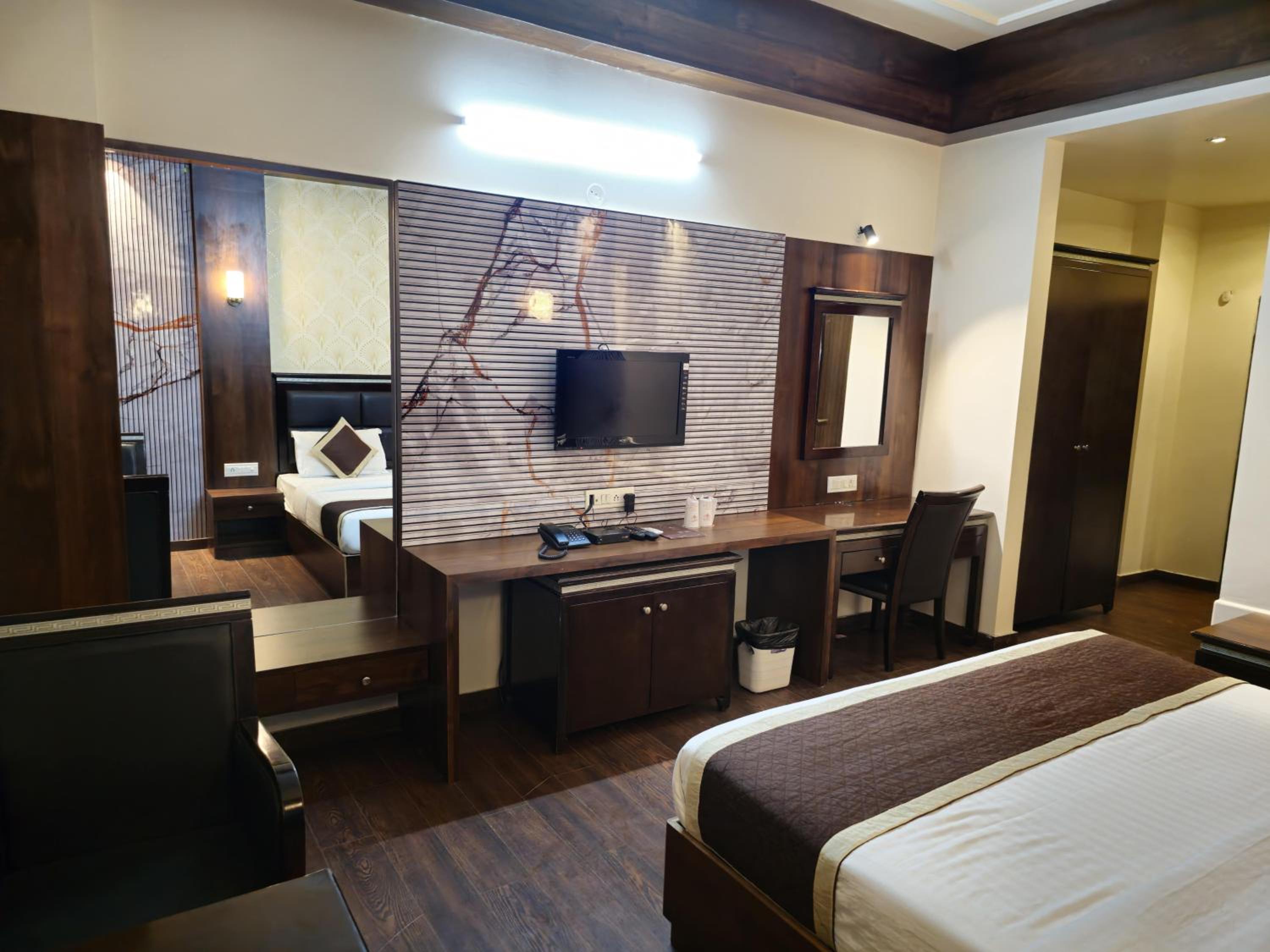Deluxe Room:Enjoy Happy Hours with 2+1 offer on Alcoholic Beverages, Early Check-In/ Late Check-Out upto 2 hours (subject to availability) - Photo 7