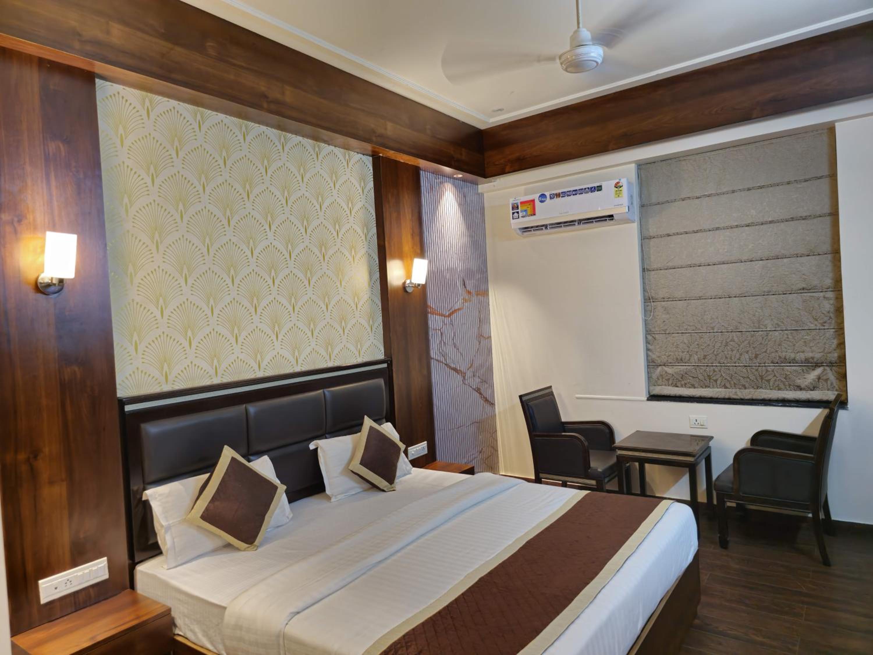 Deluxe Room:Enjoy Happy Hours with 2+1 offer on Alcoholic Beverages, Early Check-In/ Late Check-Out upto 2 hours (subject to availability) - Photo 8