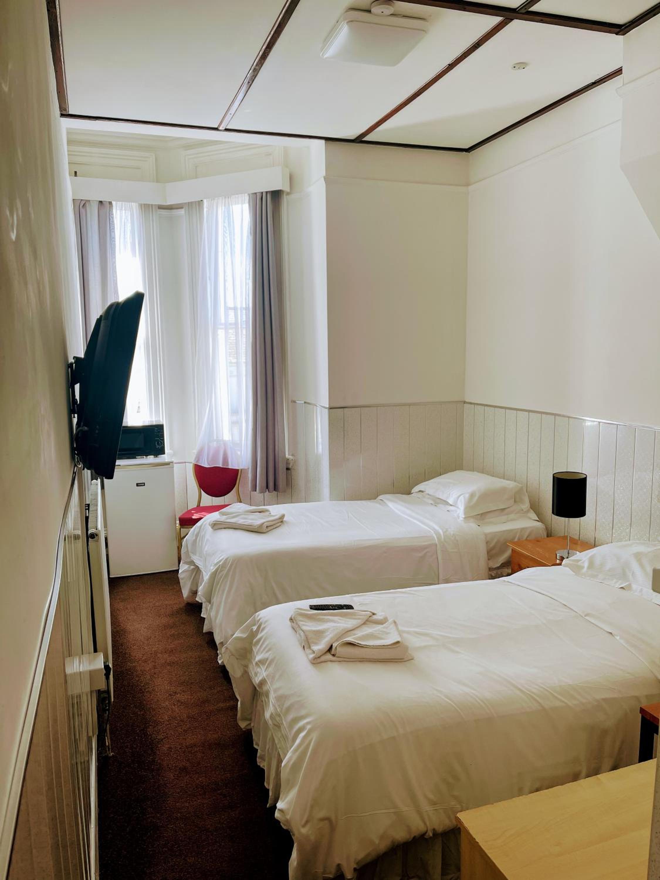 Twin Room - Photo 13