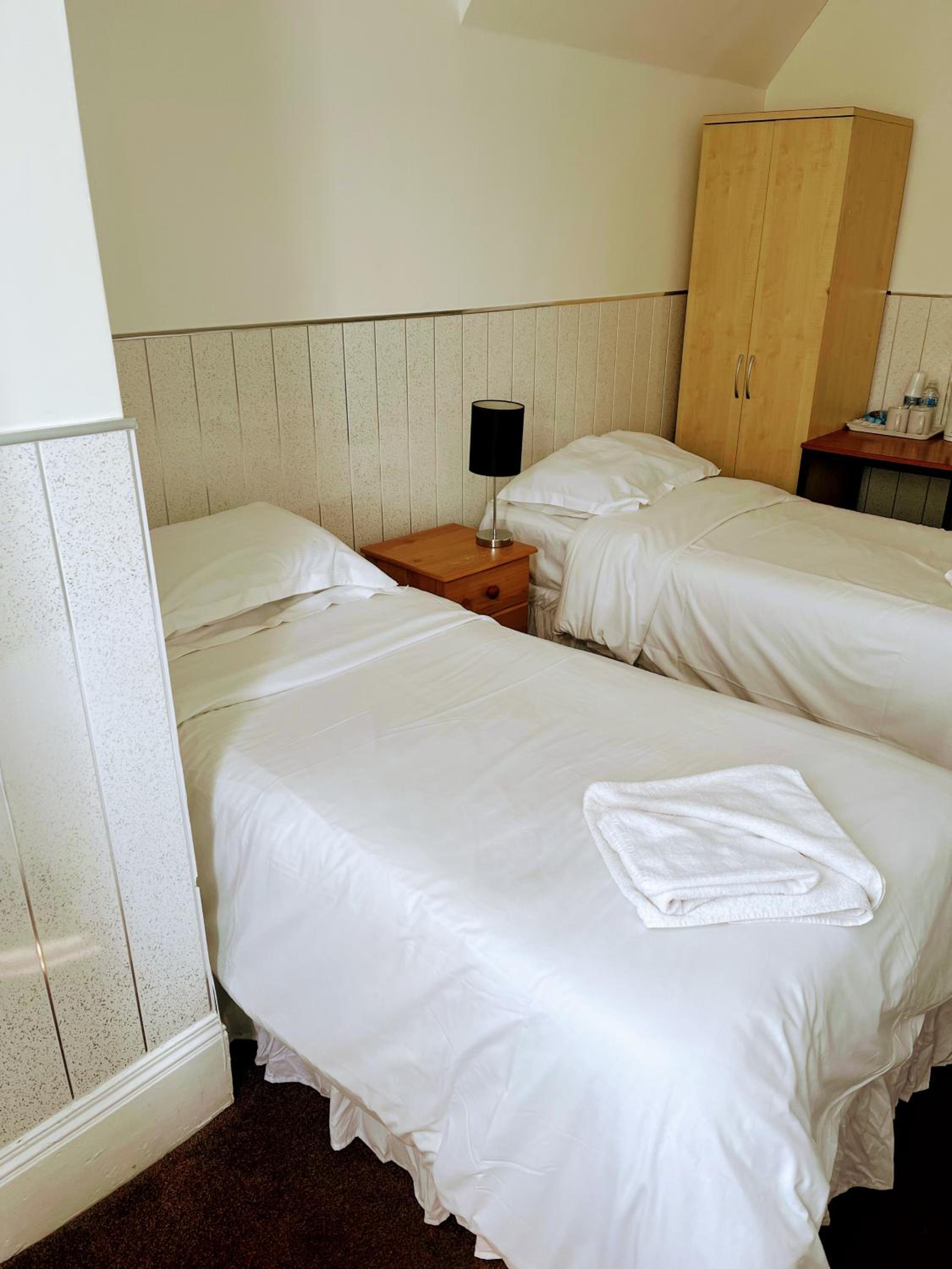 Twin Room - Photo 15