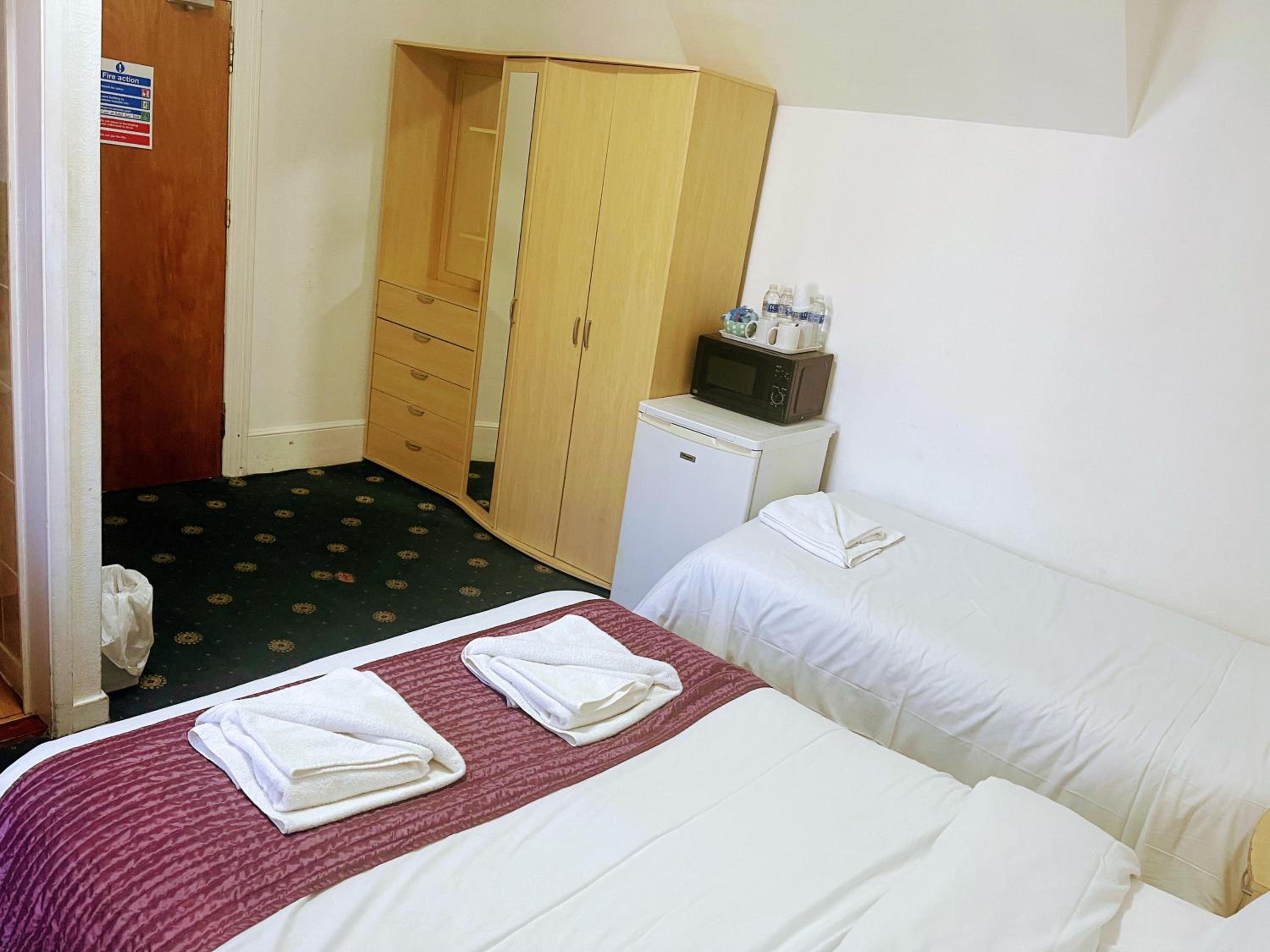 Double Room - Photo 12