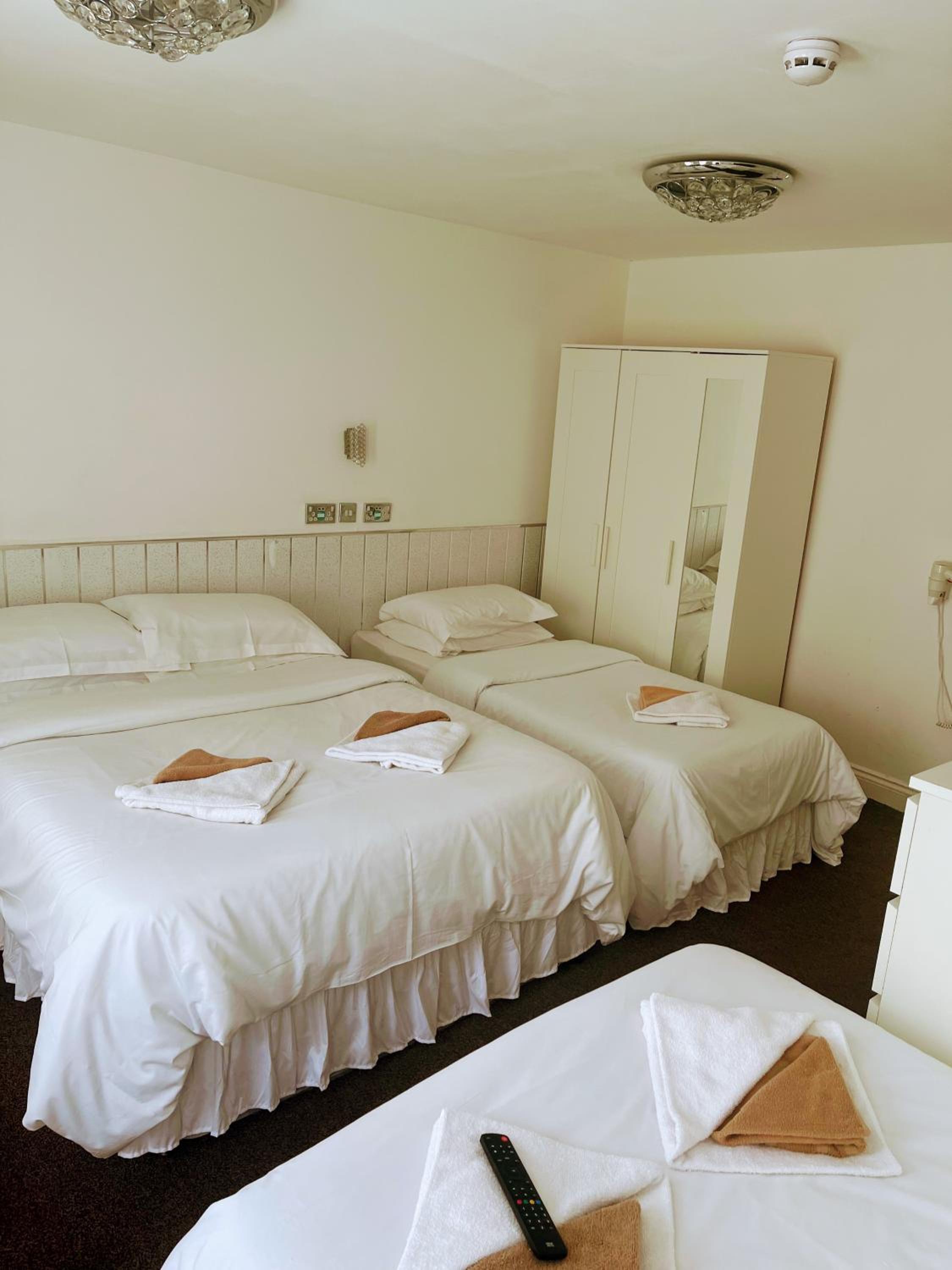 Quadruple Room - Photo 5