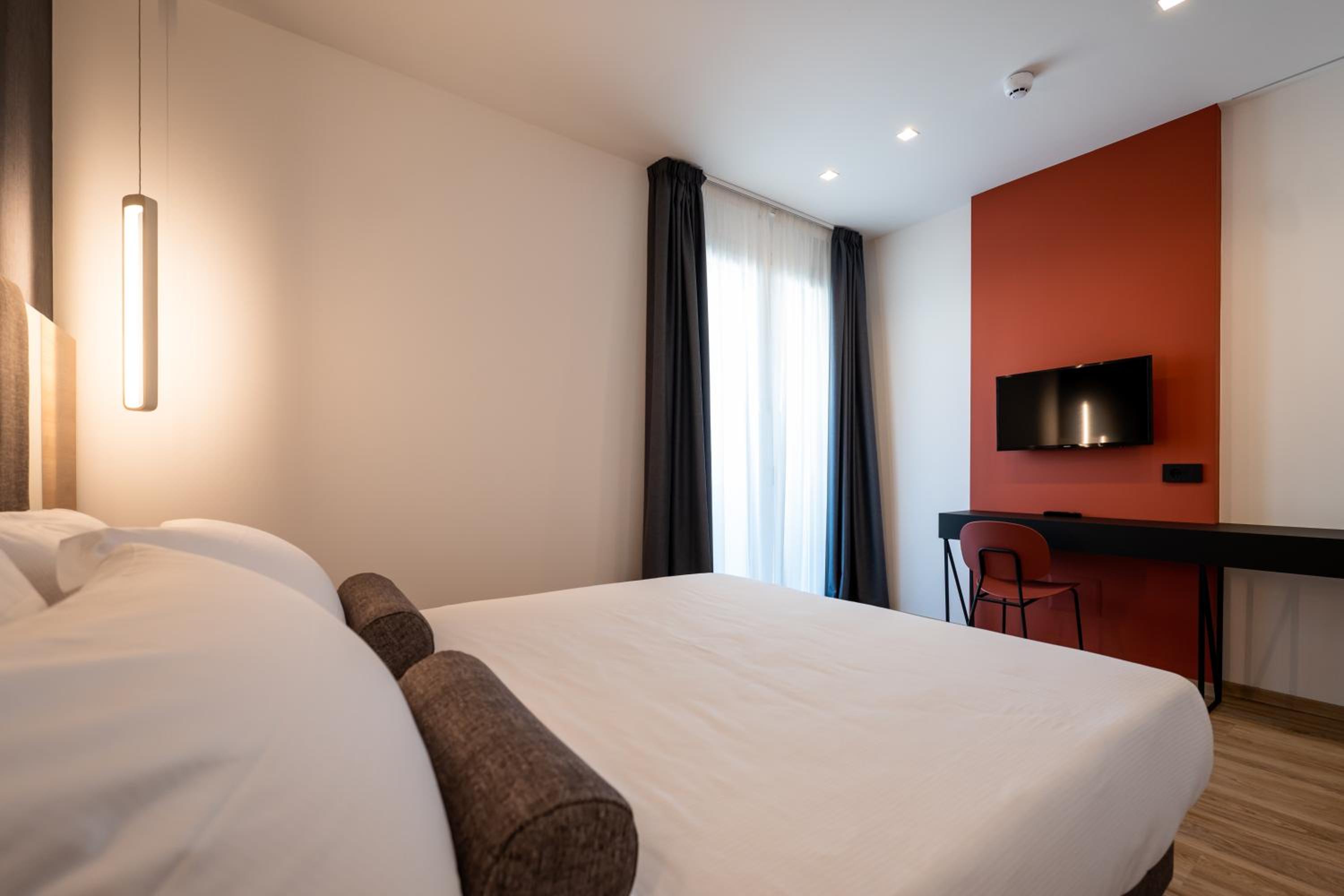 Superior Double Room with Side Sea View and Balcony - Photo 2