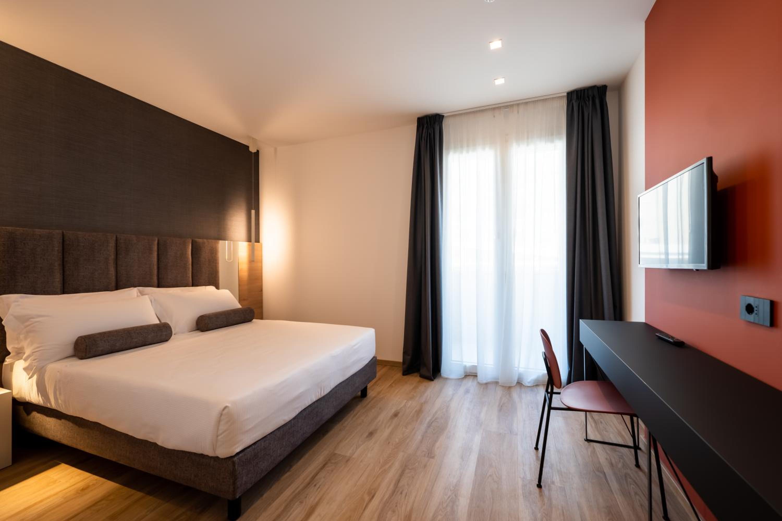 Superior Double Room with Side Sea View and Balcony - Photo 1
