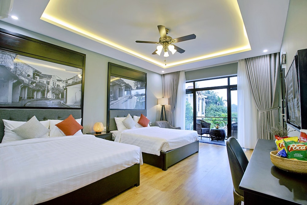 Family Room, 2 Queen Beds, Pool View