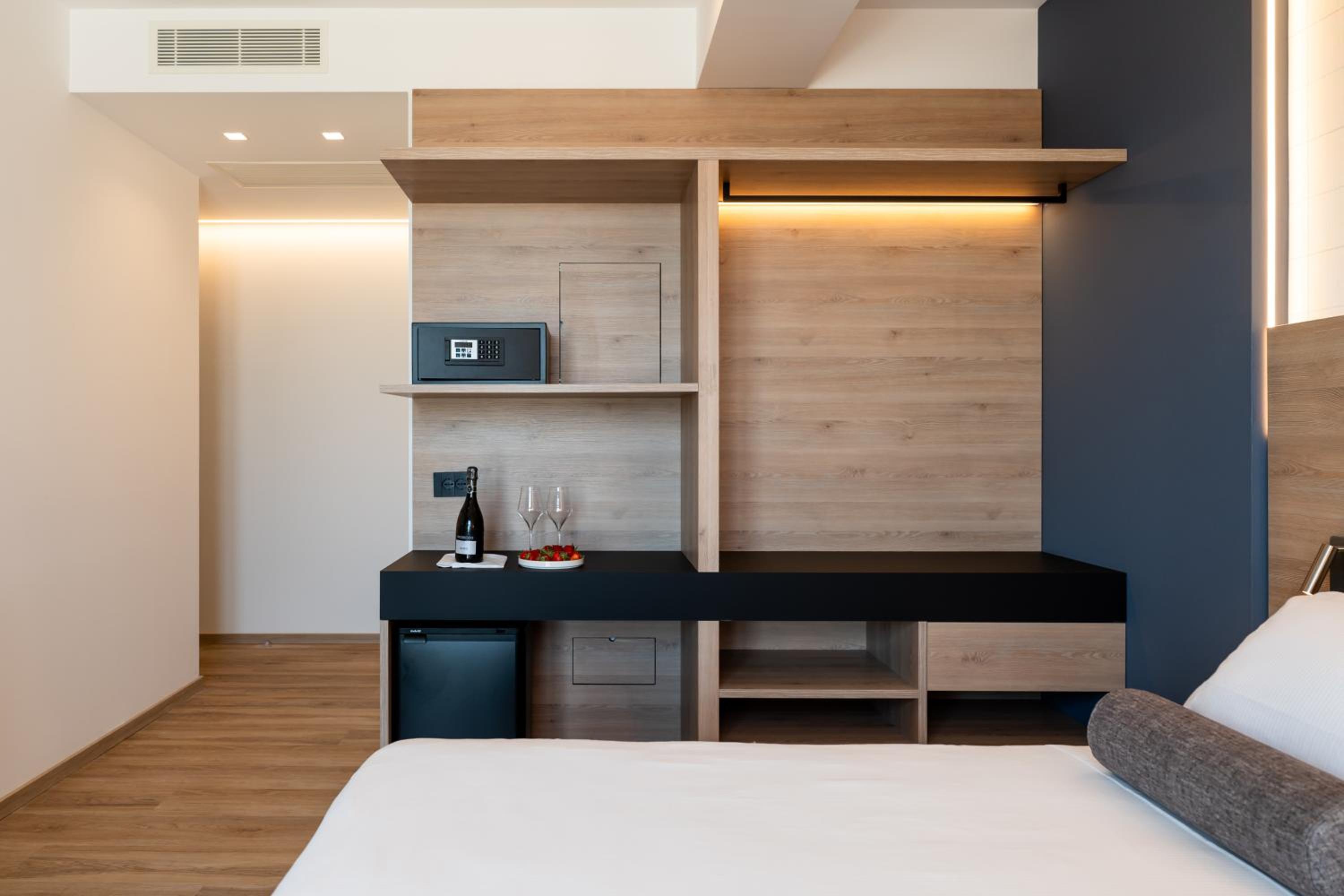 Executive Double Room with Balcony - Sea Front - Photo 8