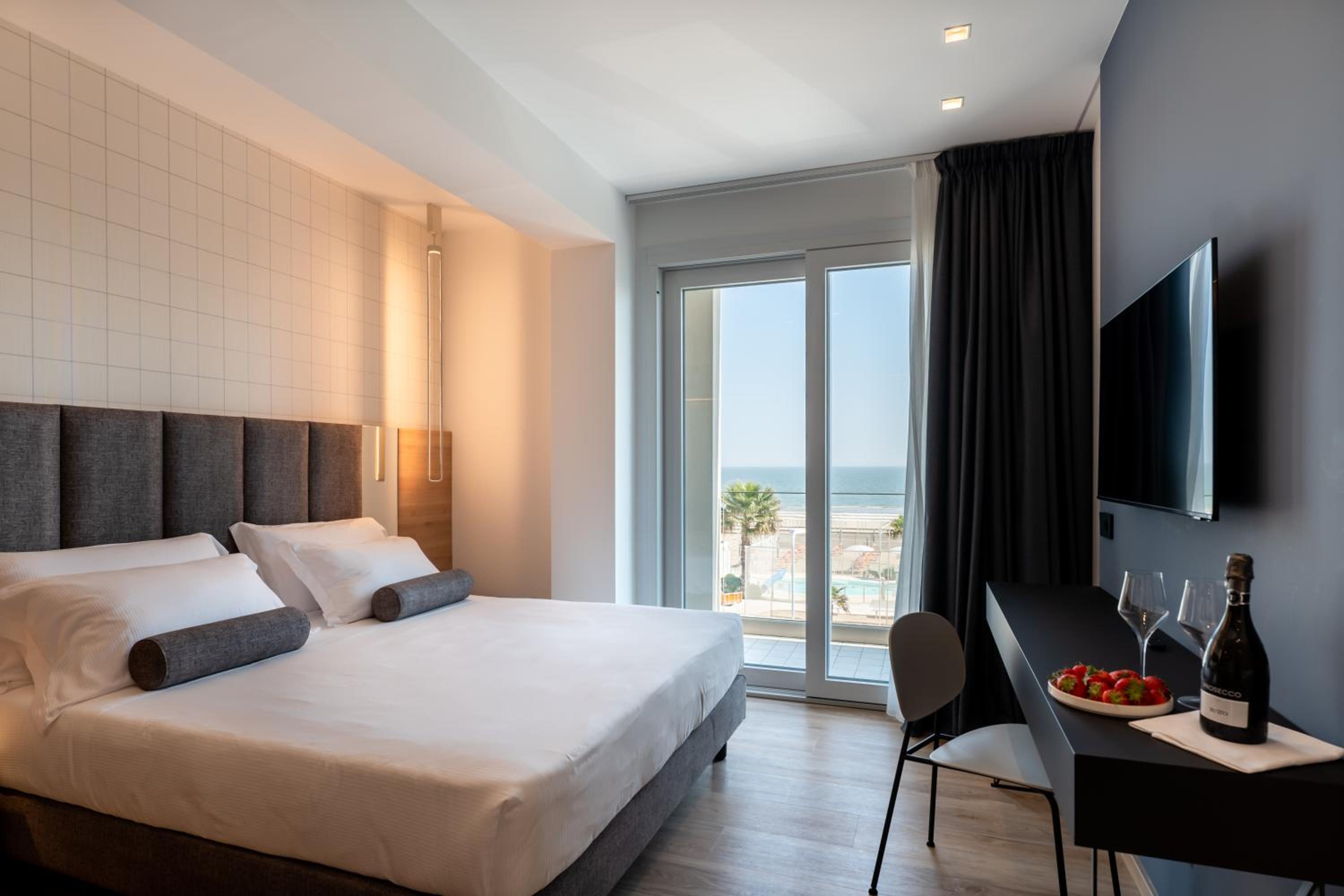 Executive Double Room with Balcony - Sea Front - Photo 10