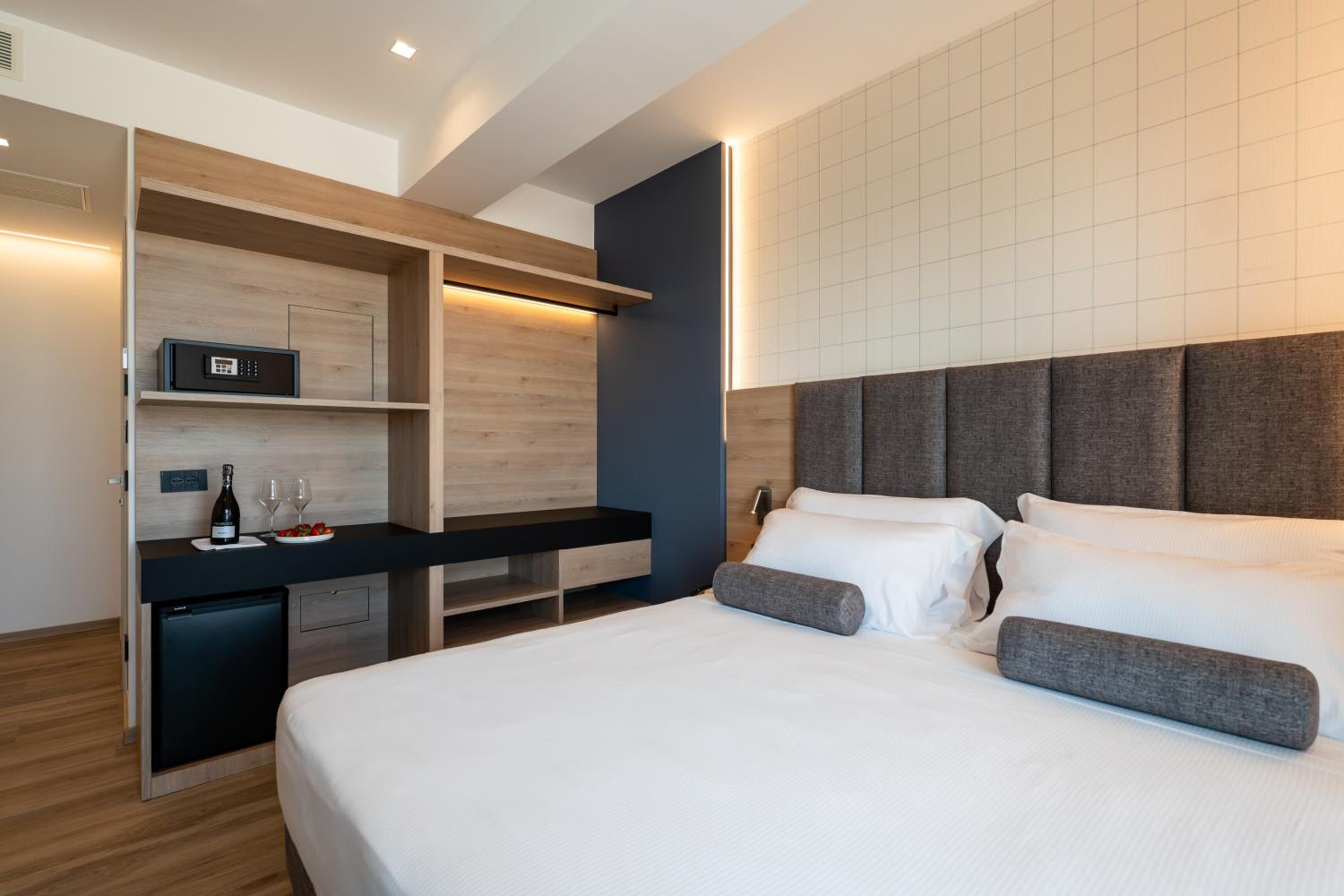 Executive Double Room with Balcony - Sea Front - Photo 7