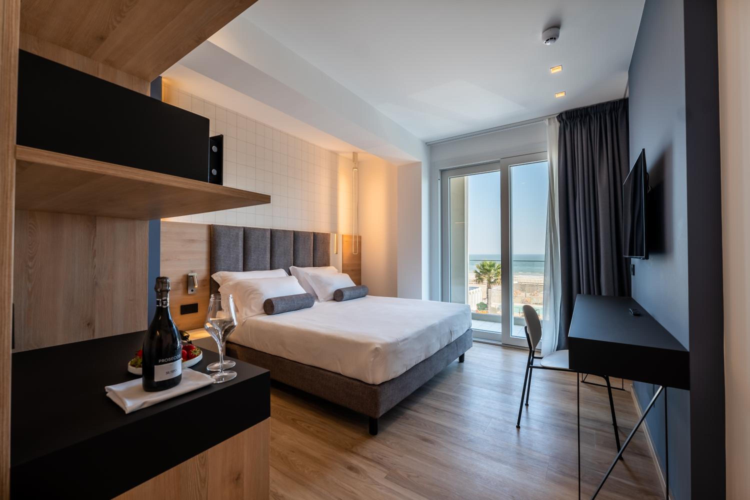 Executive Double Room with Balcony - Sea Front - Photo 1