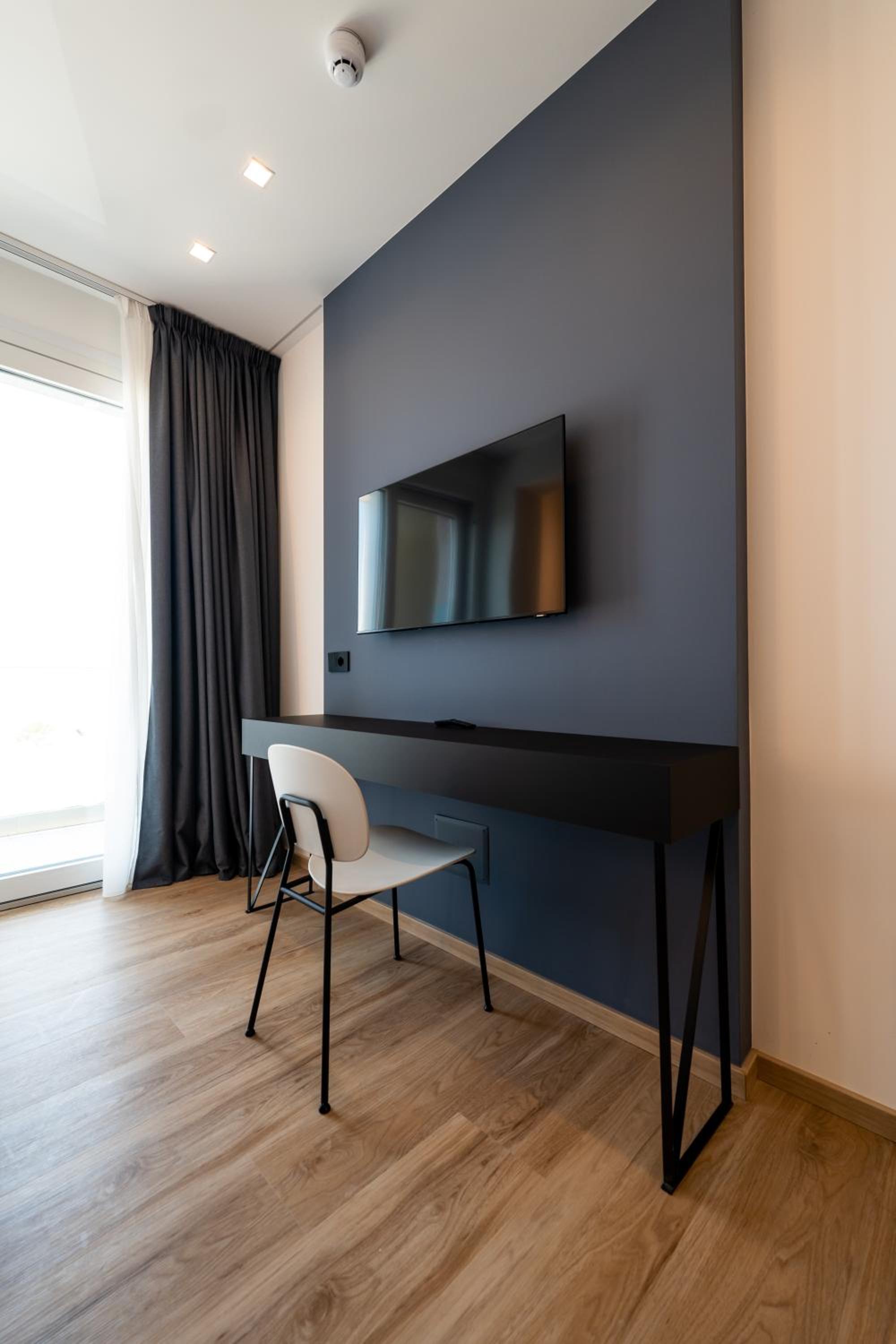 Executive Double Room with Balcony - Sea Front - Photo 3