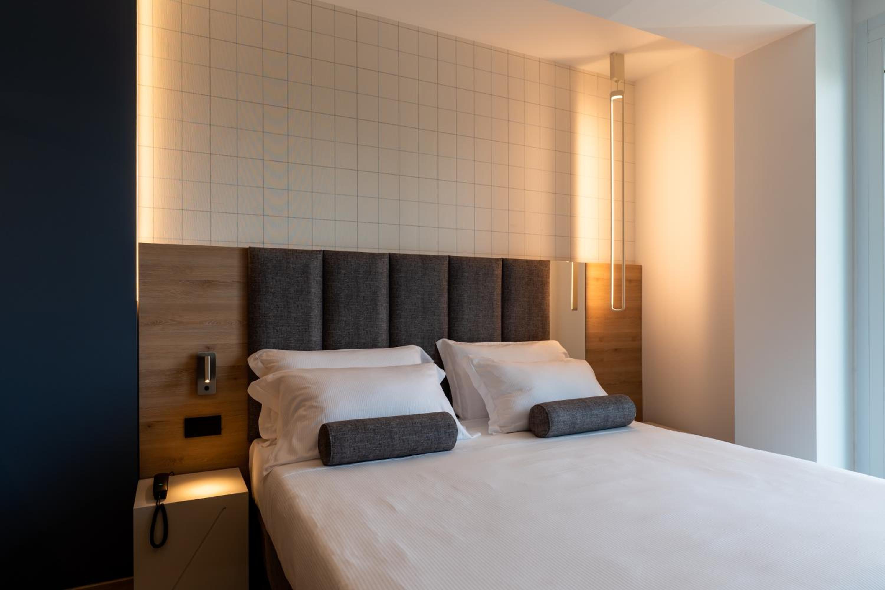 Executive Double Room with Balcony - Sea Front - Photo 4