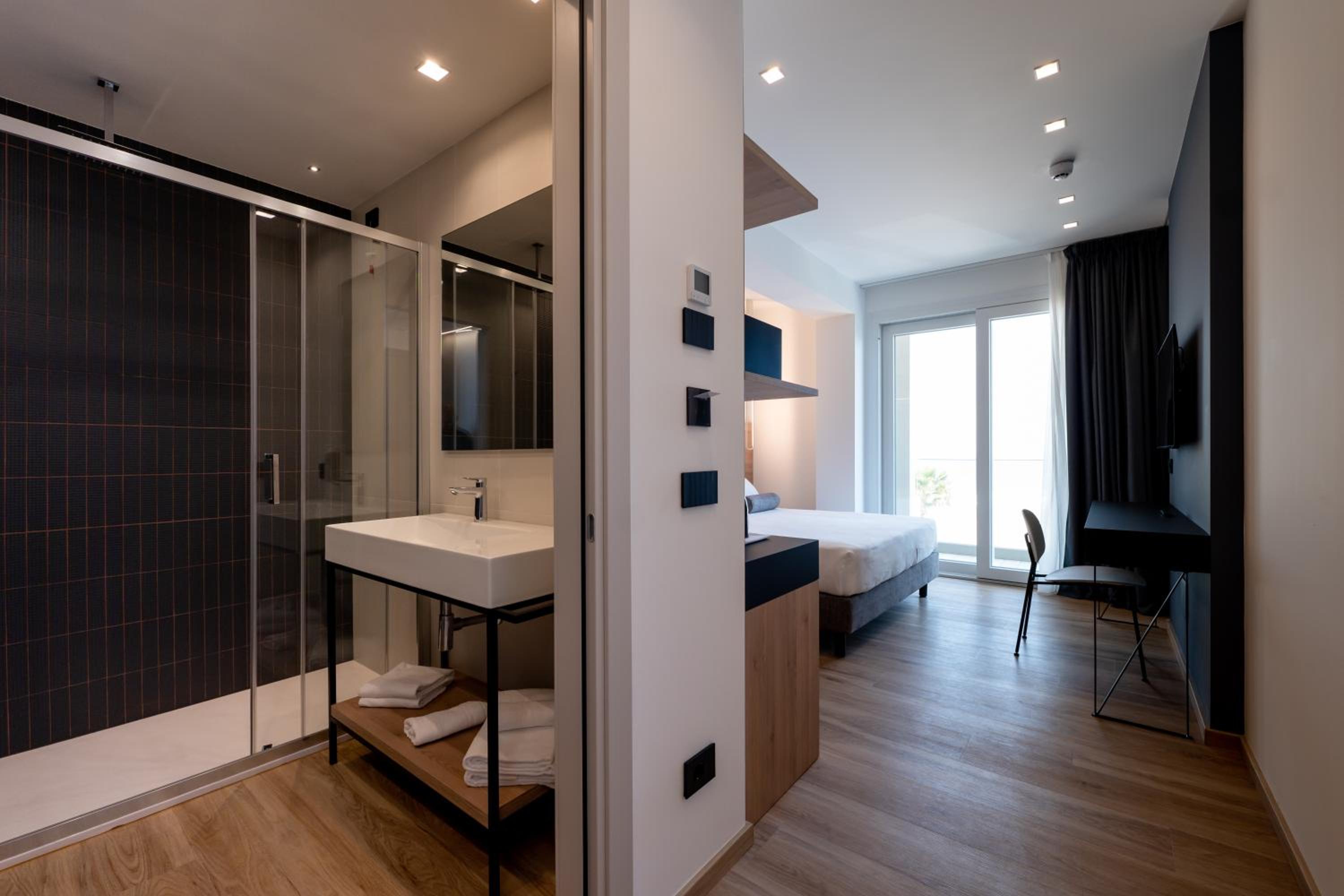 Executive Double Room with Balcony - Sea Front - Photo 2