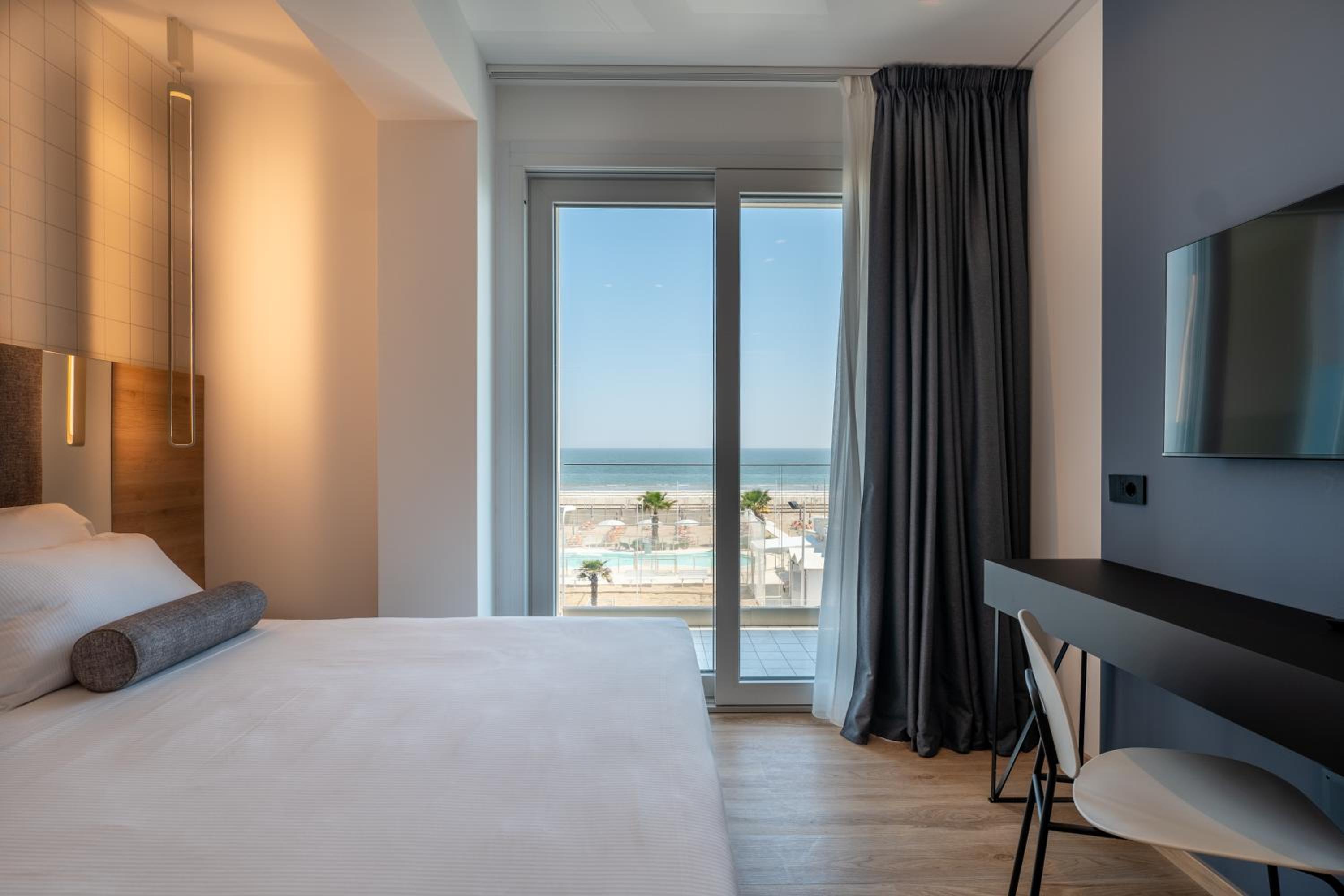 Executive Double Room with Balcony - Sea Front - Photo 9