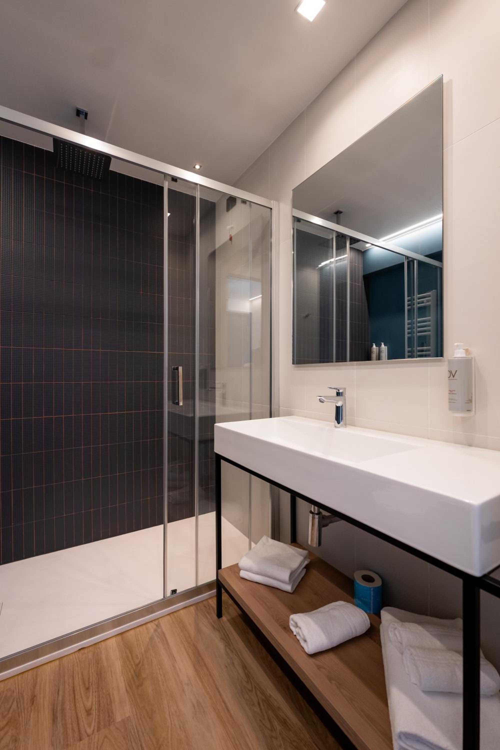 Executive Double Room with Balcony - Sea Front - Photo 6